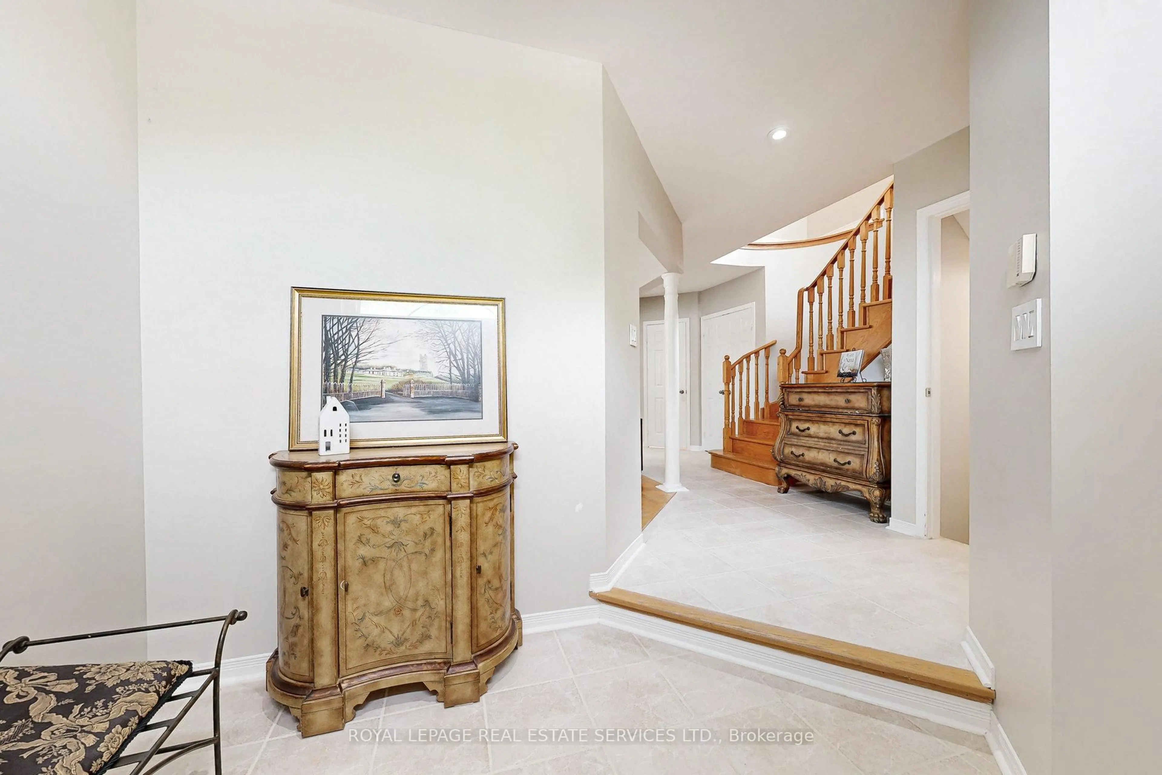 Indoor foyer for 2036 Shady Glen Rd, Oakville Ontario L6M 3T4