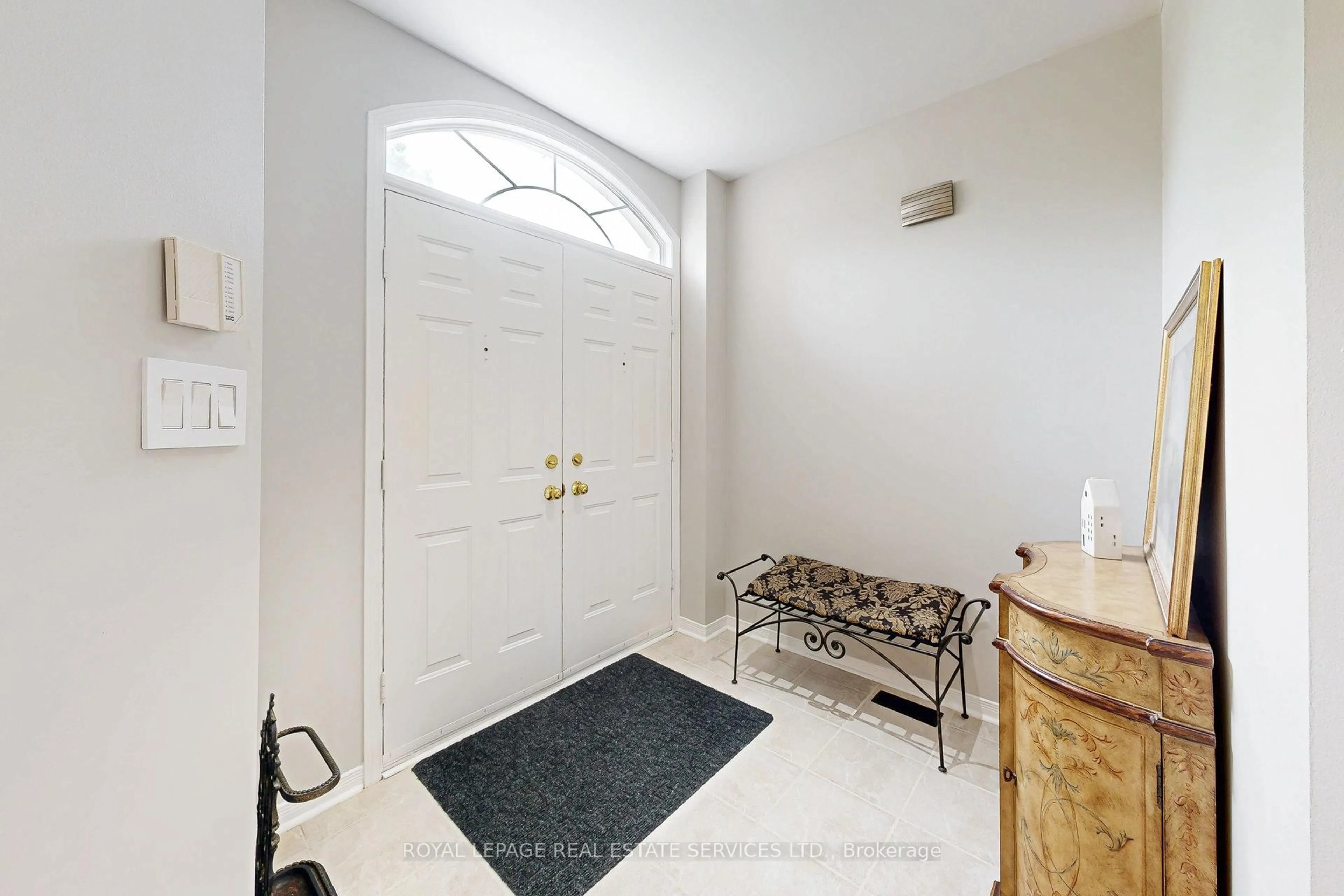 Indoor entryway for 2036 Shady Glen Rd, Oakville Ontario L6M 3T4