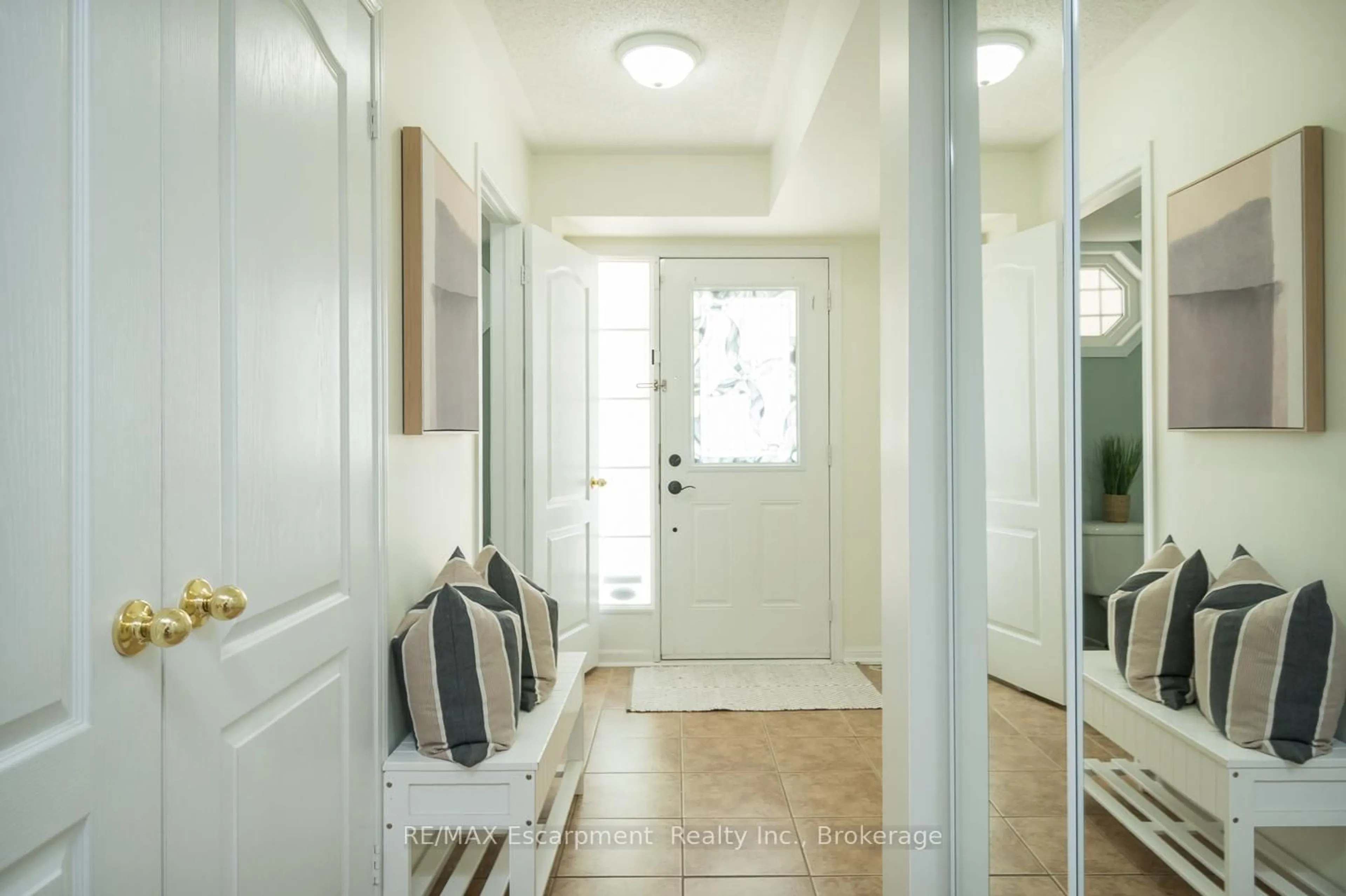 Indoor entryway for 620 Ferguson Dr #11, Milton Ontario L9T 0M7