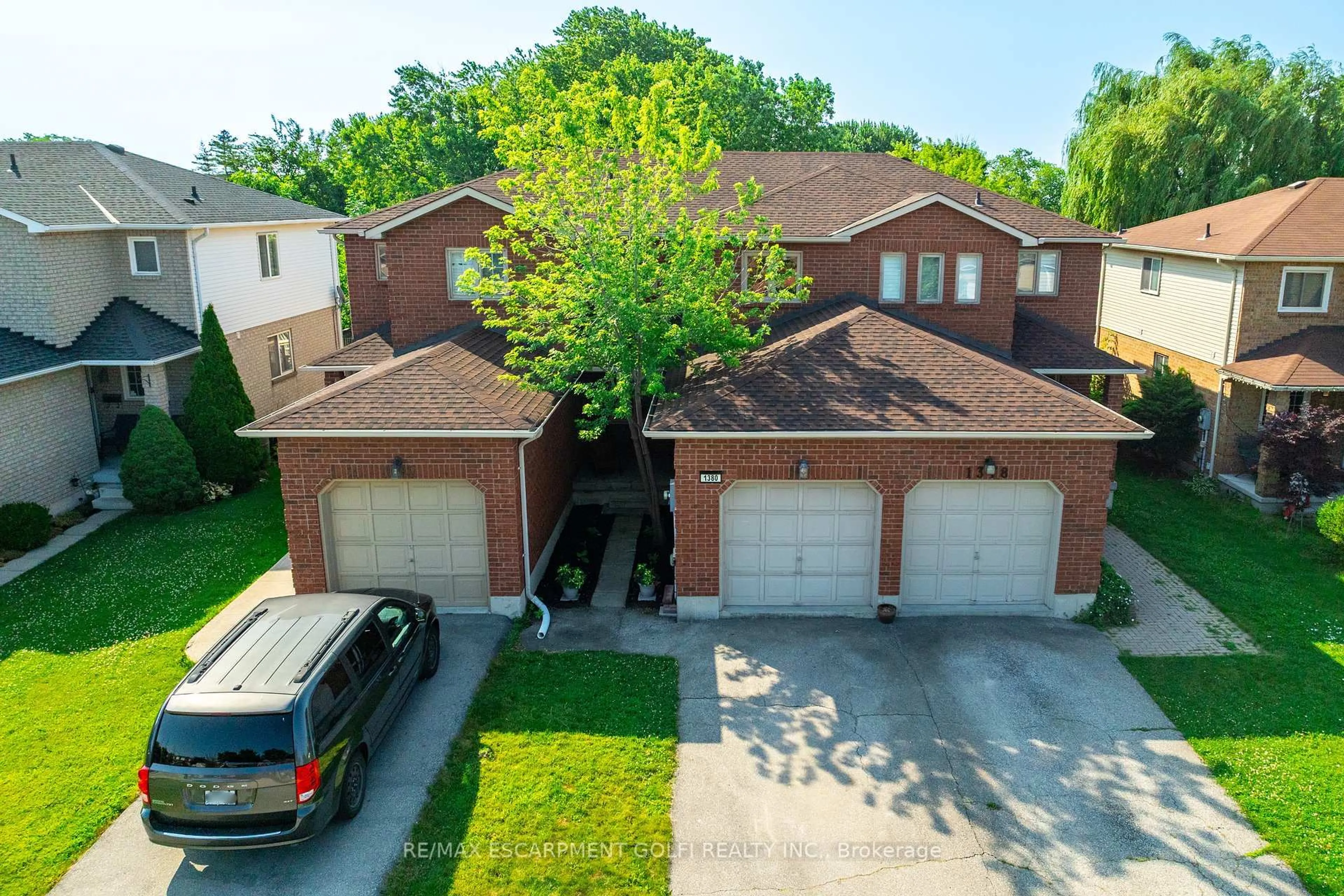 A pic from outside/outdoor area/front of a property/back of a property/a pic from drone, street for 1380 Treeland St, Burlington Ontario L7R 4P4