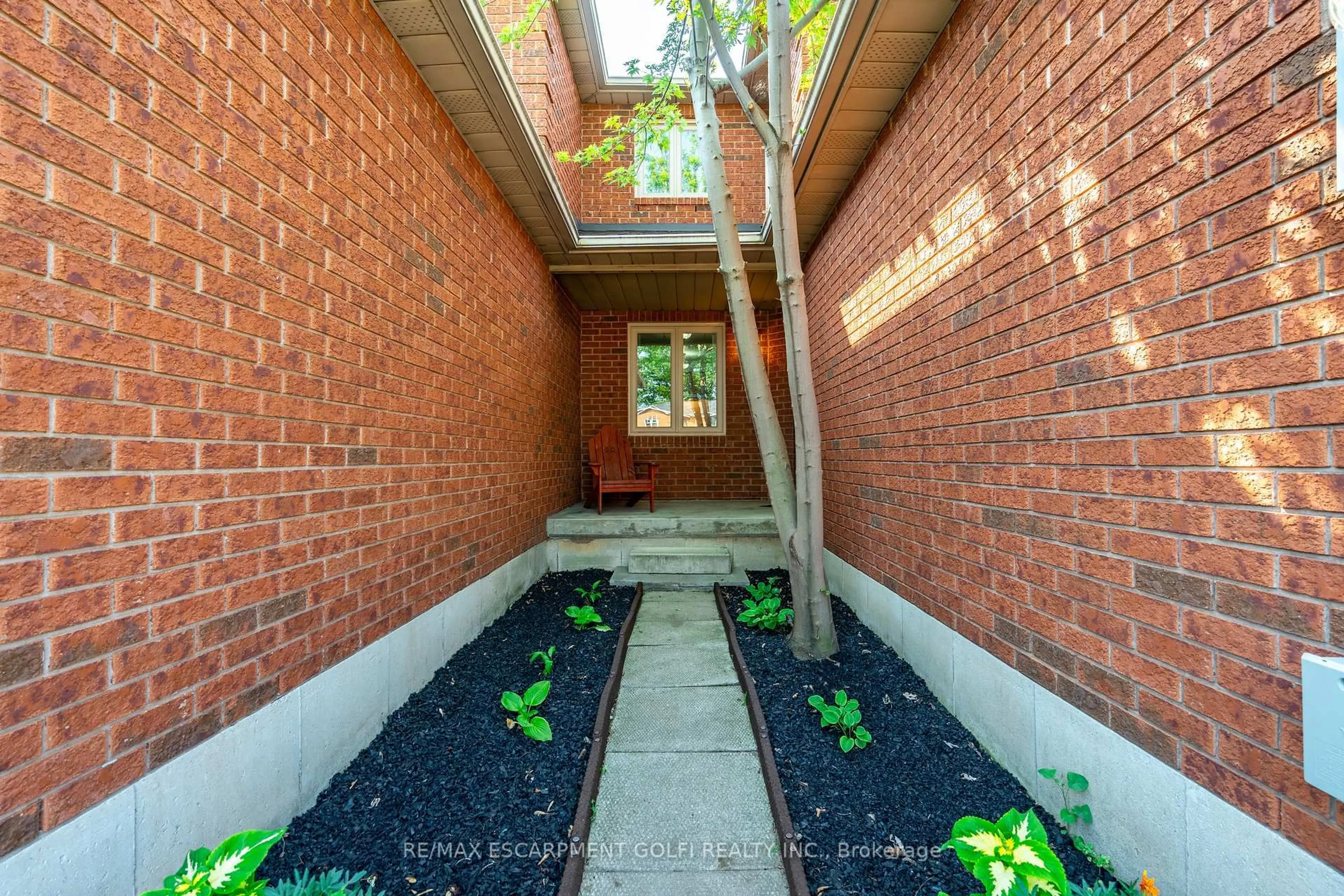 Unknown for 1380 Treeland St, Burlington Ontario L7R 4P4