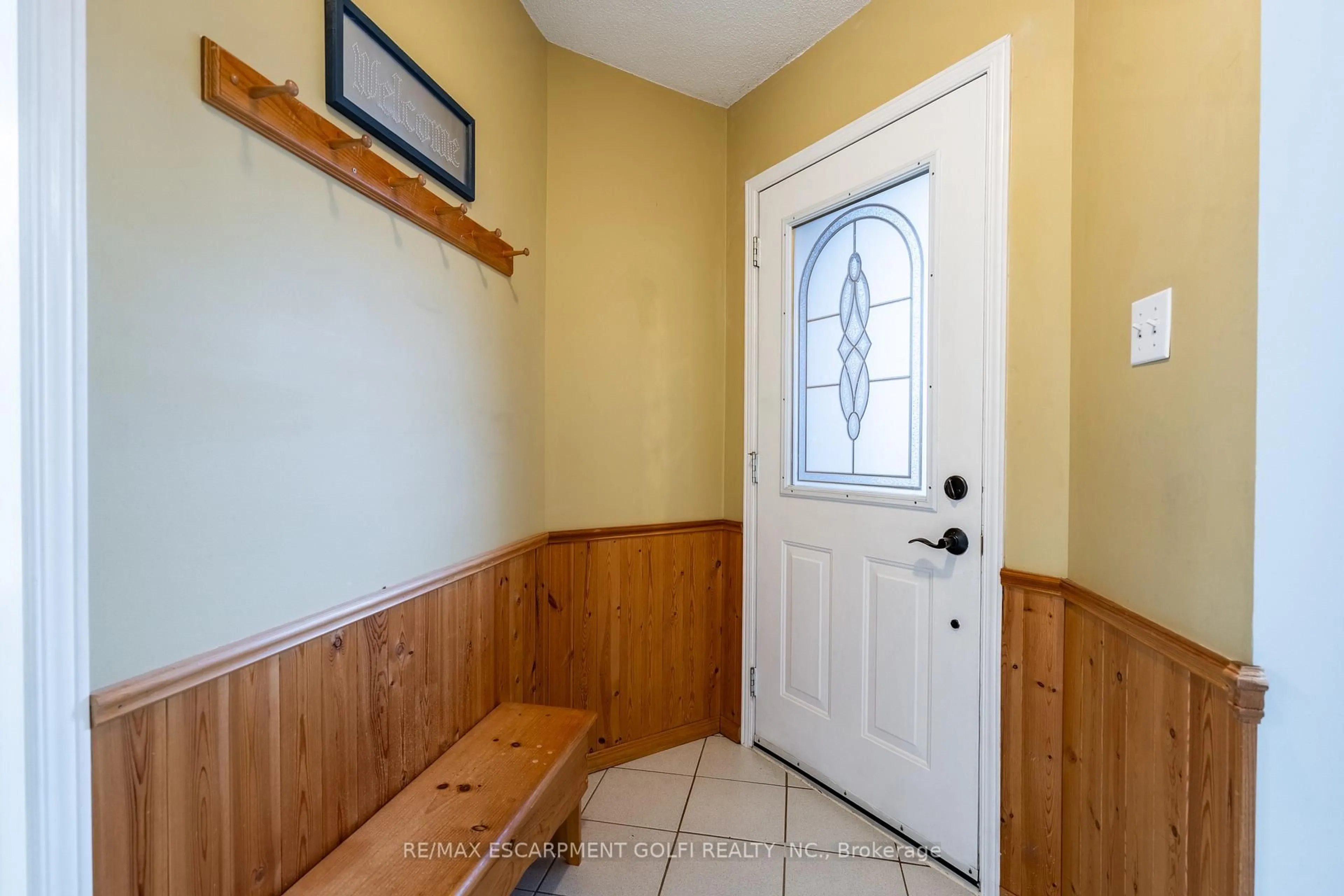 Indoor entryway for 1380 Treeland St, Burlington Ontario L7R 4P4