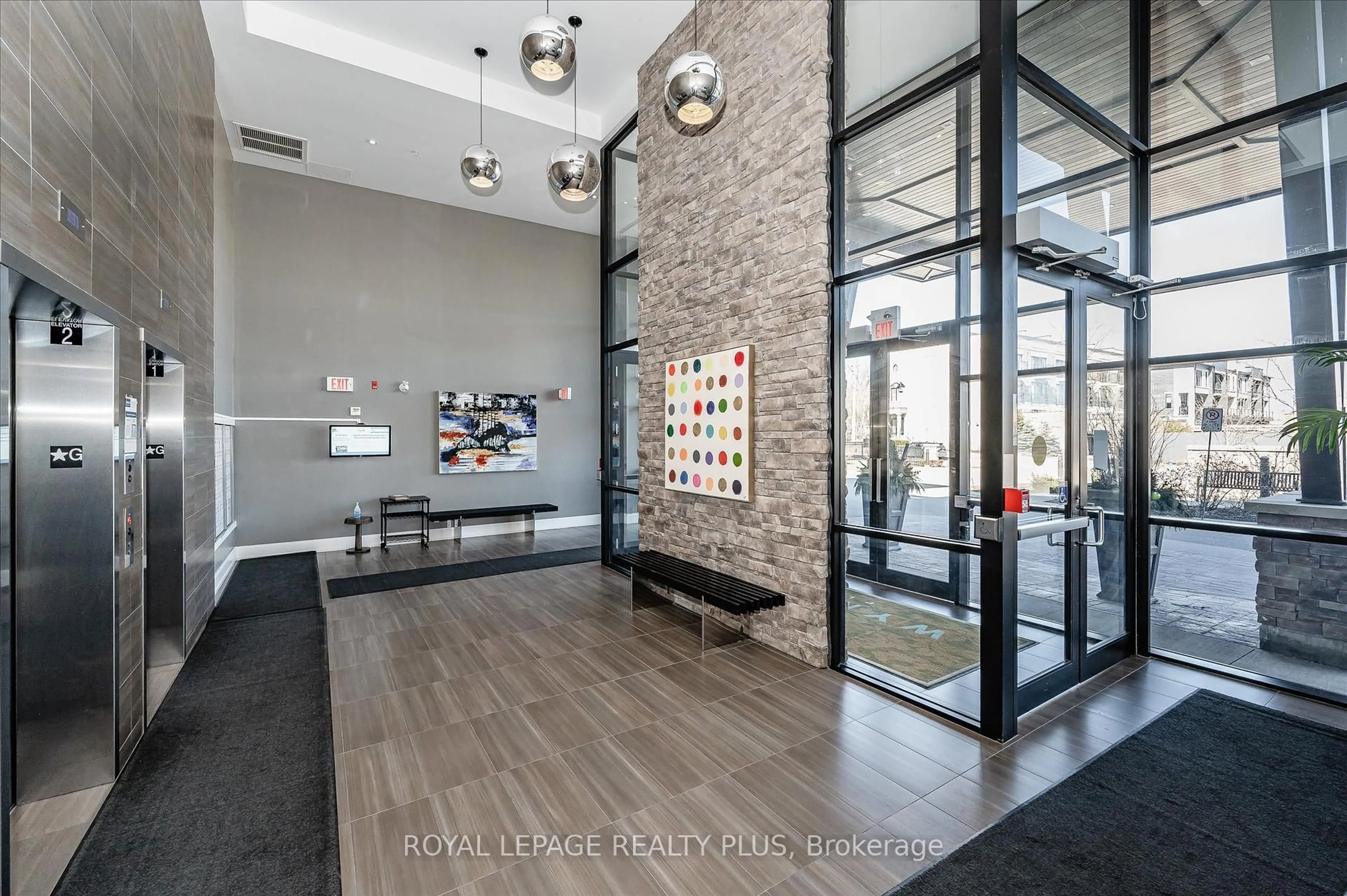 Indoor foyer for 128 Garden Dr #211, Oakville Ontario L6K 0H7