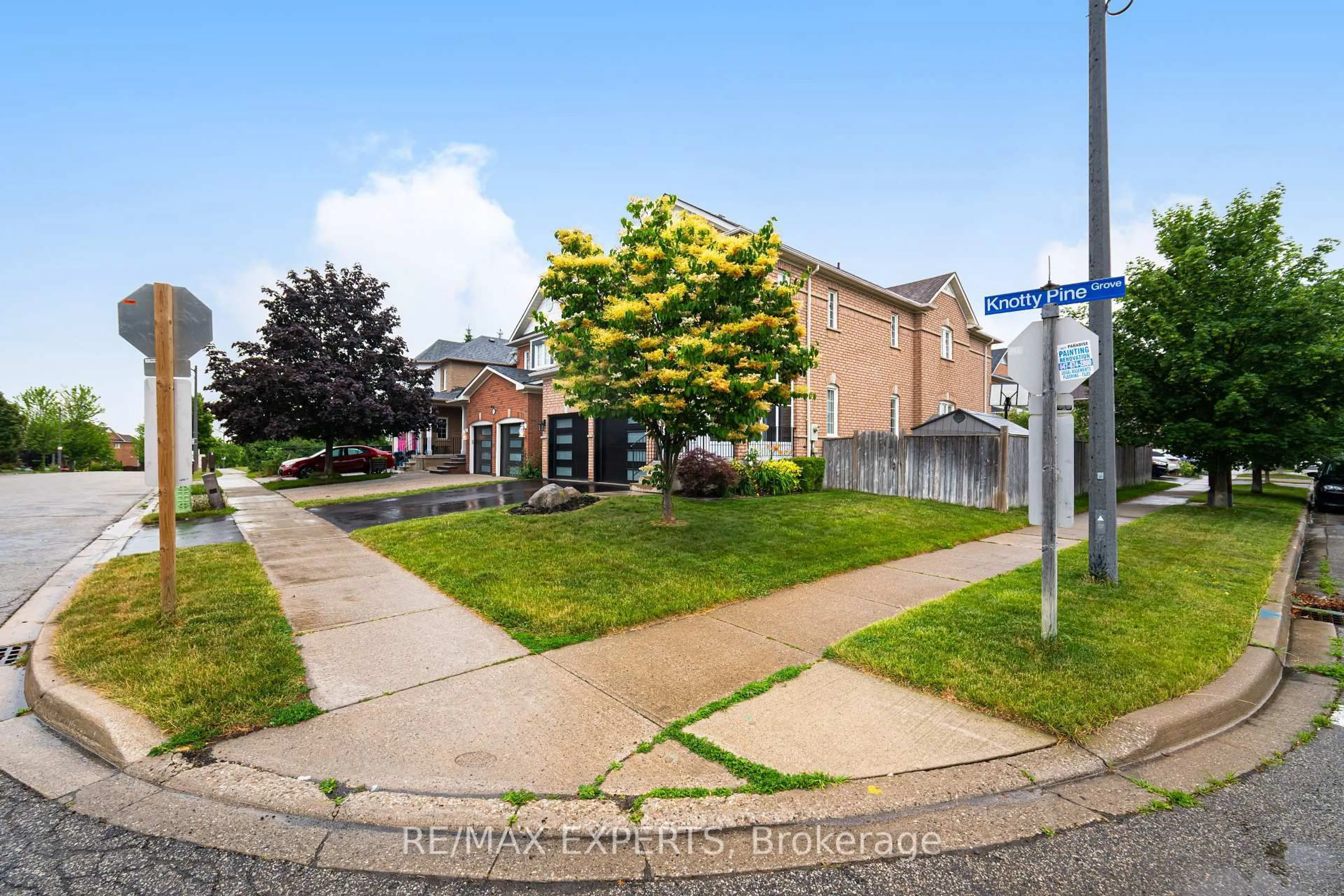 A pic from outside/outdoor area/front of a property/back of a property/a pic from drone, street for 7236 Zinnia Pl, Mississauga Ontario L5W 1K5