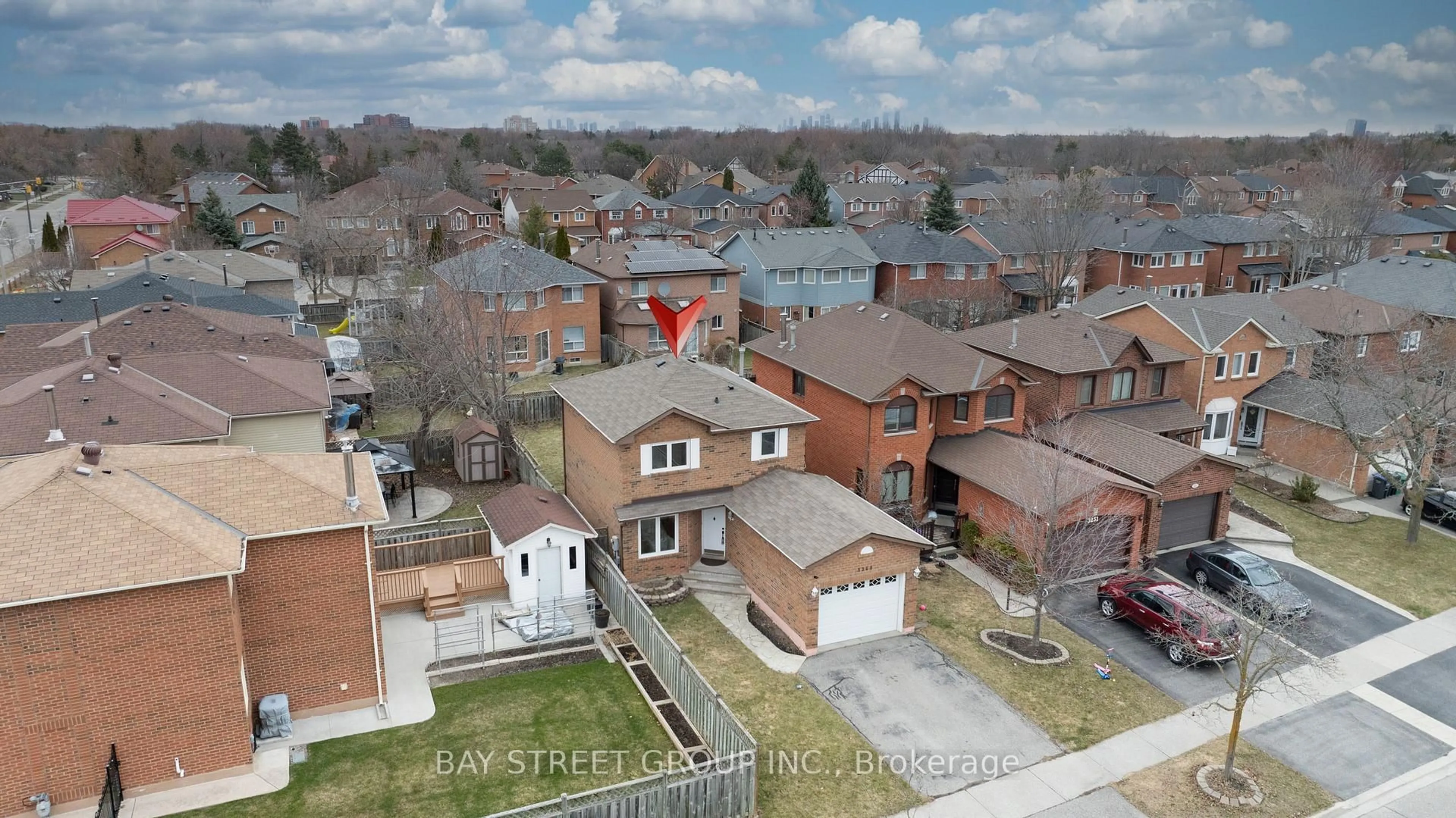 A pic from outside/outdoor area/front of a property/back of a property/a pic from drone, street for 3249 Greenbelt Cres, Mississauga Ontario L5N 5X8