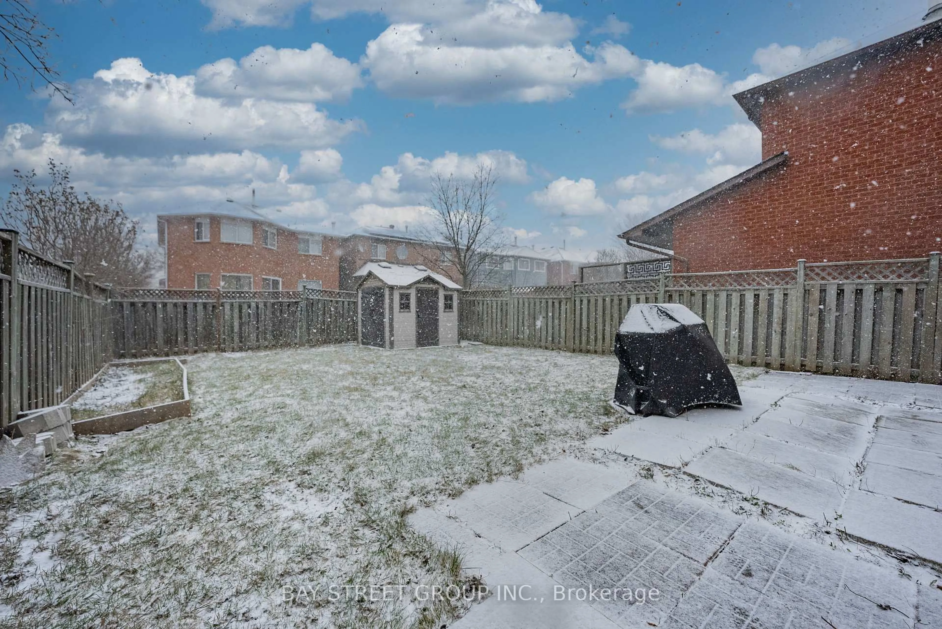 A pic from outside/outdoor area/front of a property/back of a property/a pic from drone, street for 3249 Greenbelt Cres, Mississauga Ontario L5N 5X8