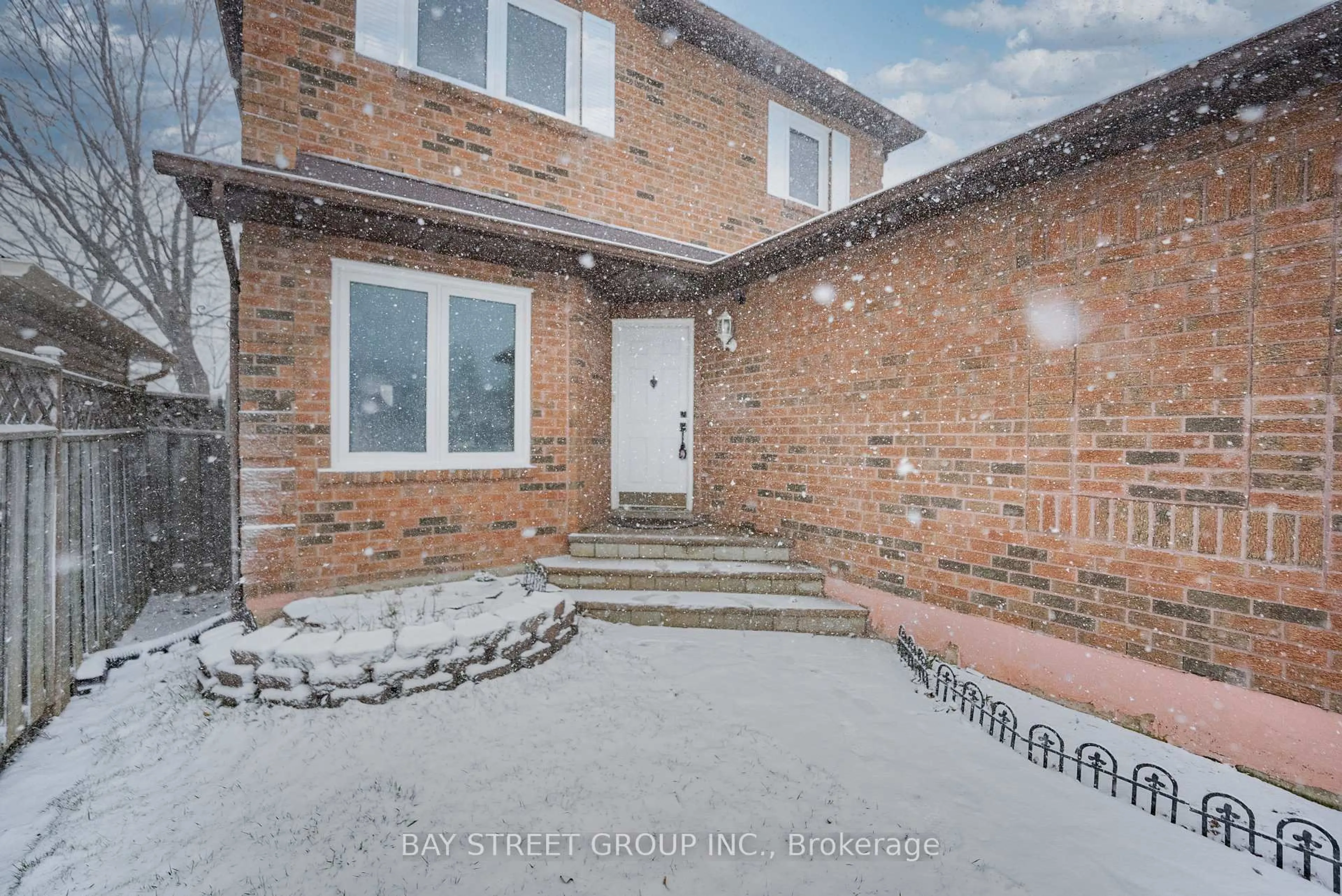 A pic from outside/outdoor area/front of a property/back of a property/a pic from drone, street for 3249 Greenbelt Cres, Mississauga Ontario L5N 5X8