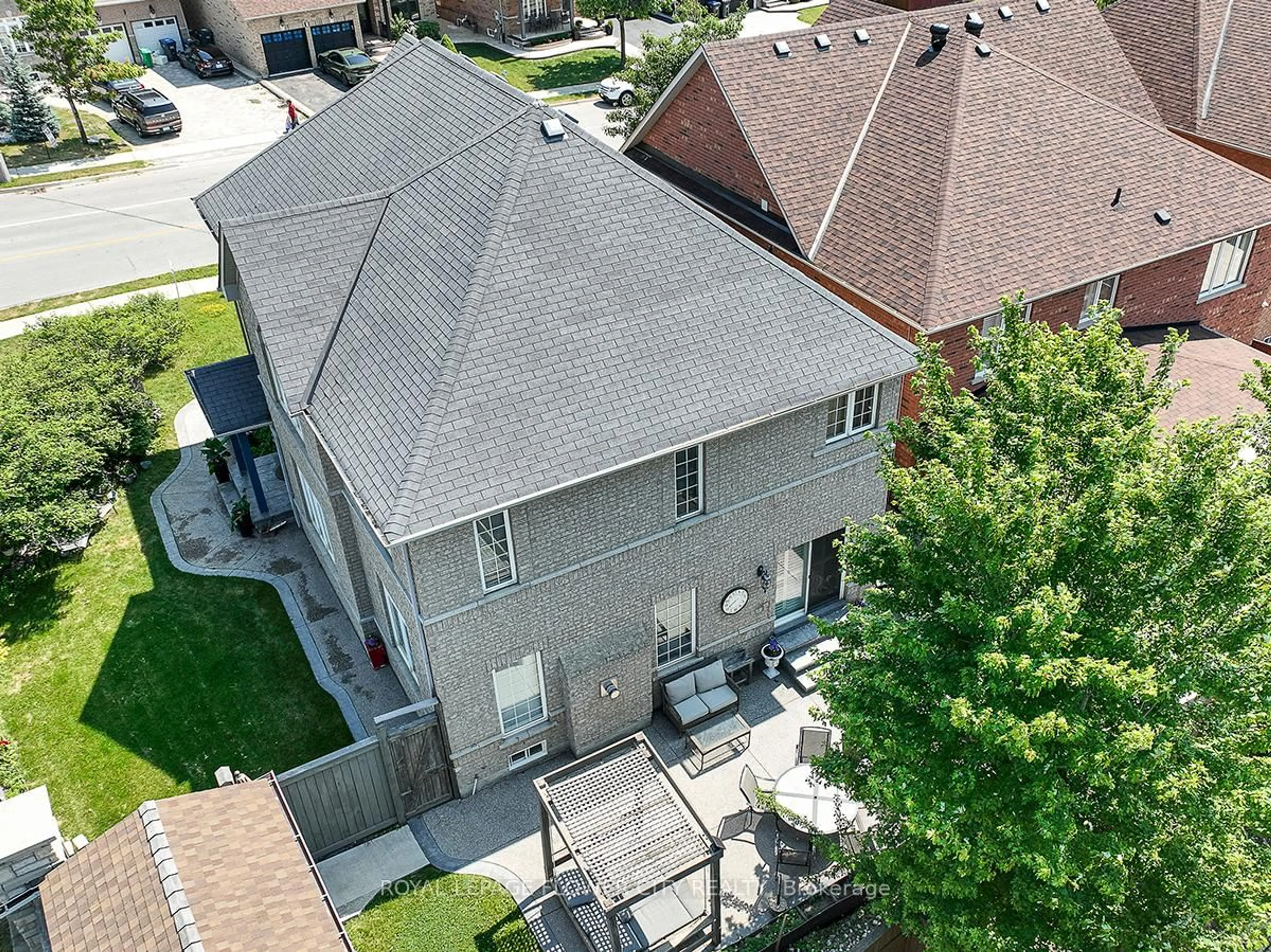 A pic from outside/outdoor area/front of a property/back of a property/a pic from drone, unknown for 2 Yellow Avens Blvd, Brampton Ontario L6R 0R5