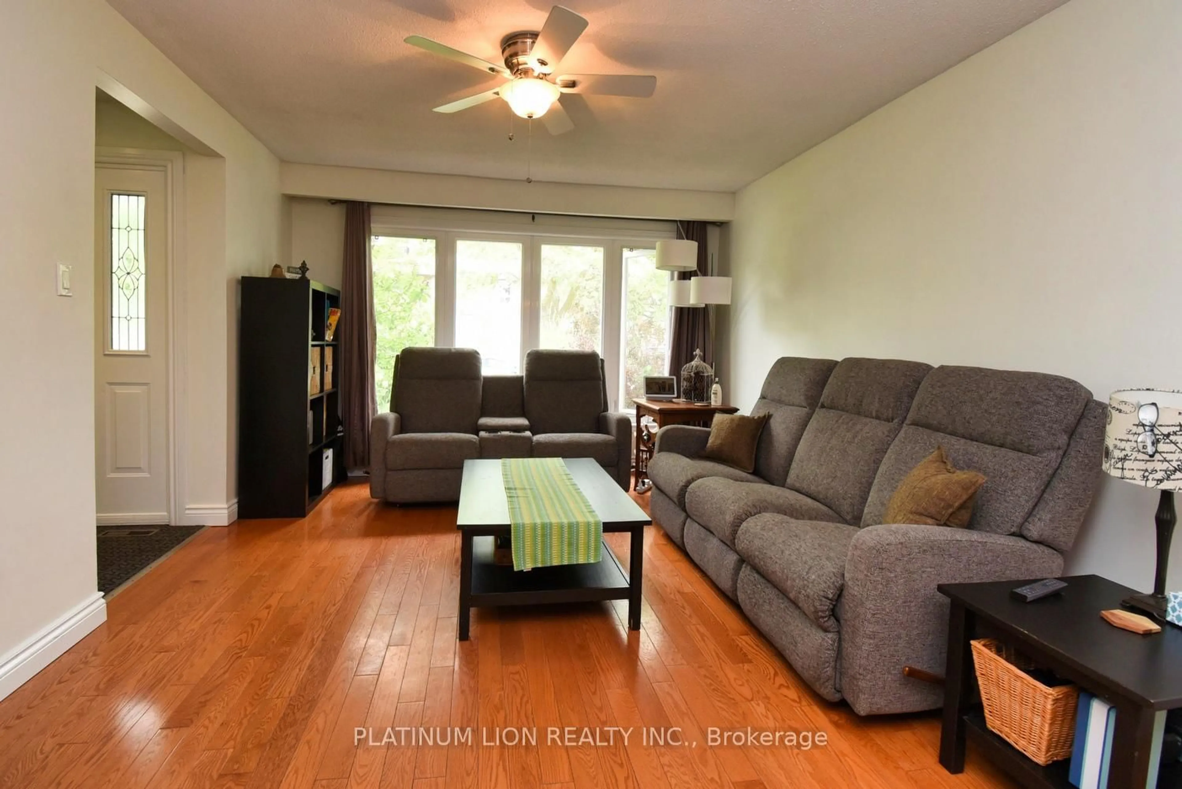 Living room with furniture, wood/laminate floor for 2682 Sherhill Dr, Mississauga Ontario L5J 3Z3