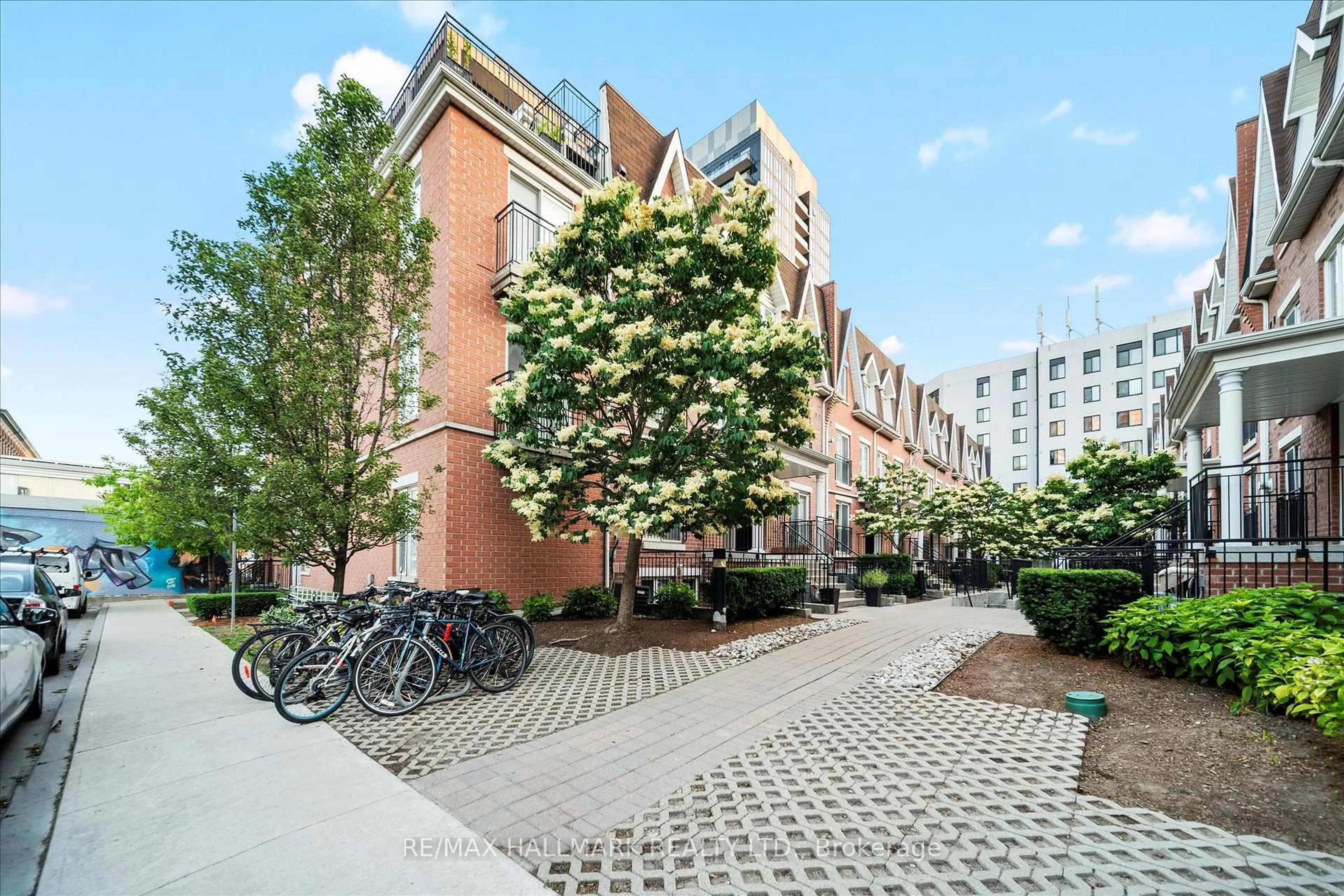 Patio, street for 10 Laidlaw St #734, Toronto Ontario M6K 1X2