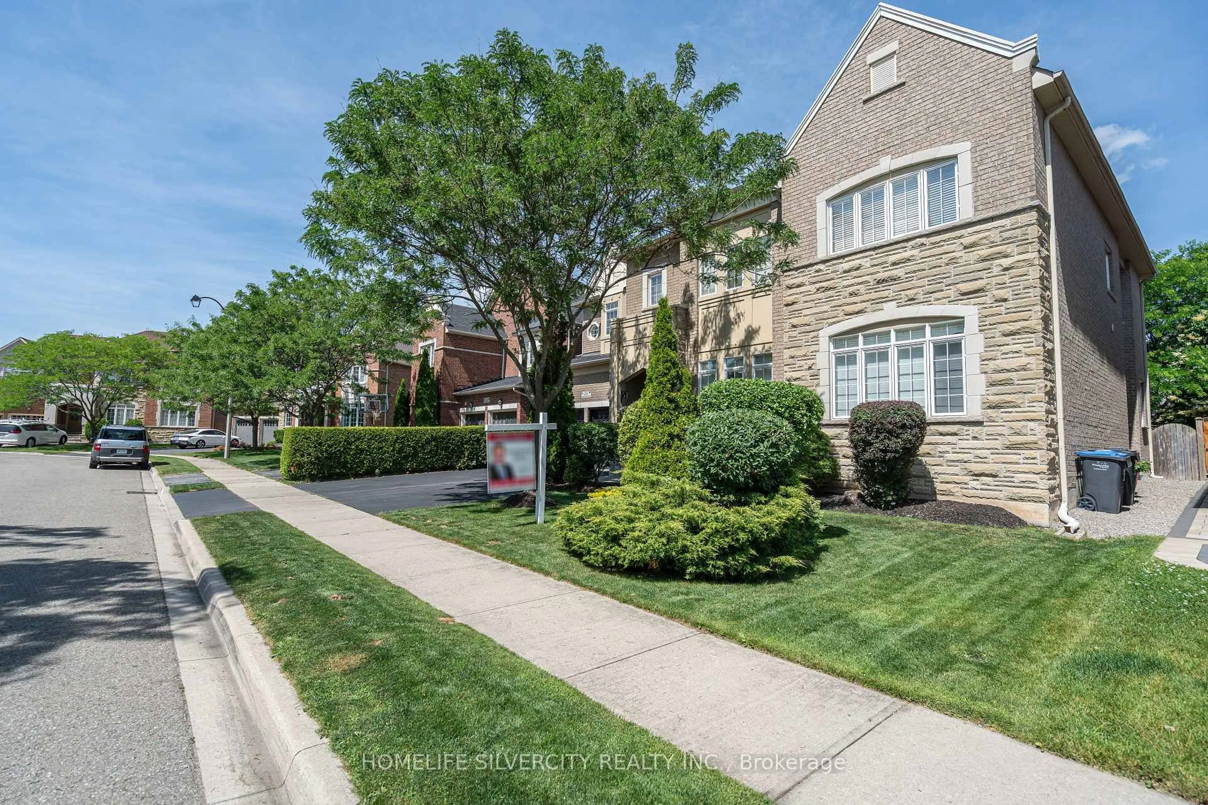 A pic from outside/outdoor area/front of a property/back of a property/a pic from drone, street for 26 Jacob Brill Cres, Brampton Ontario L6Y 5K5