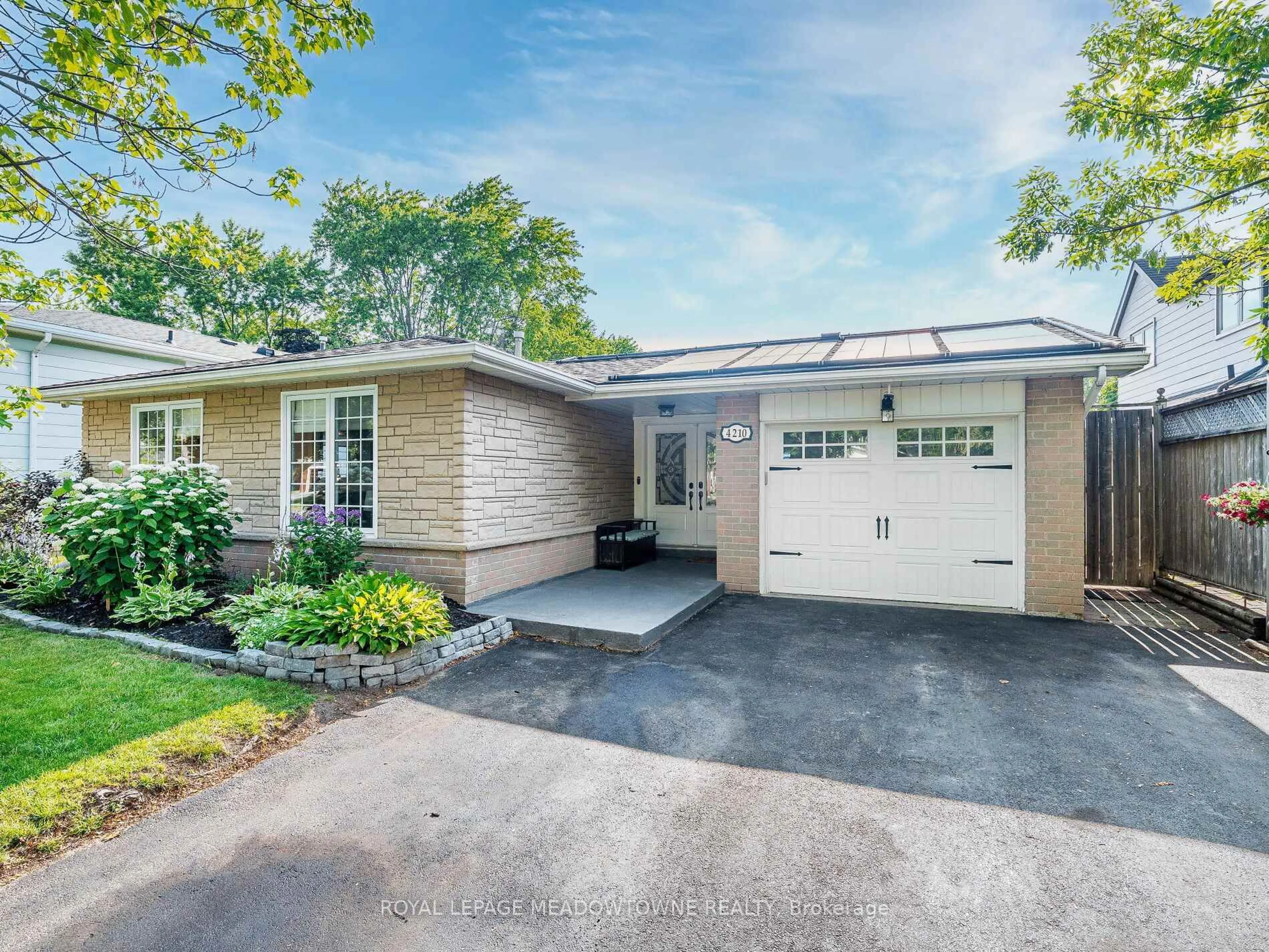 Home with brick exterior material, street for 4210 Longmoor Dr, Burlington Ontario L7L 4Z8