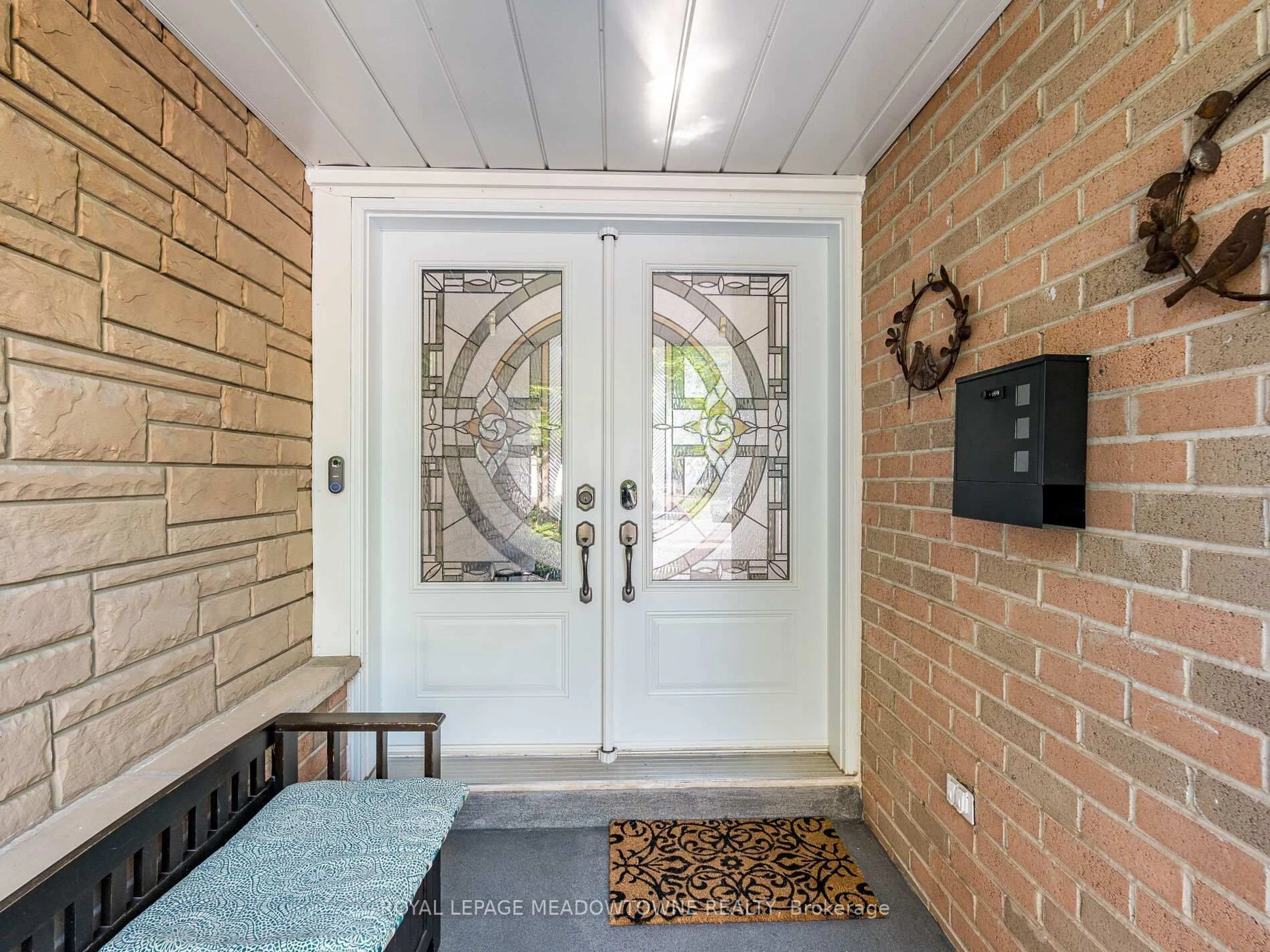 Indoor entryway for 4210 Longmoor Dr, Burlington Ontario L7L 4Z8