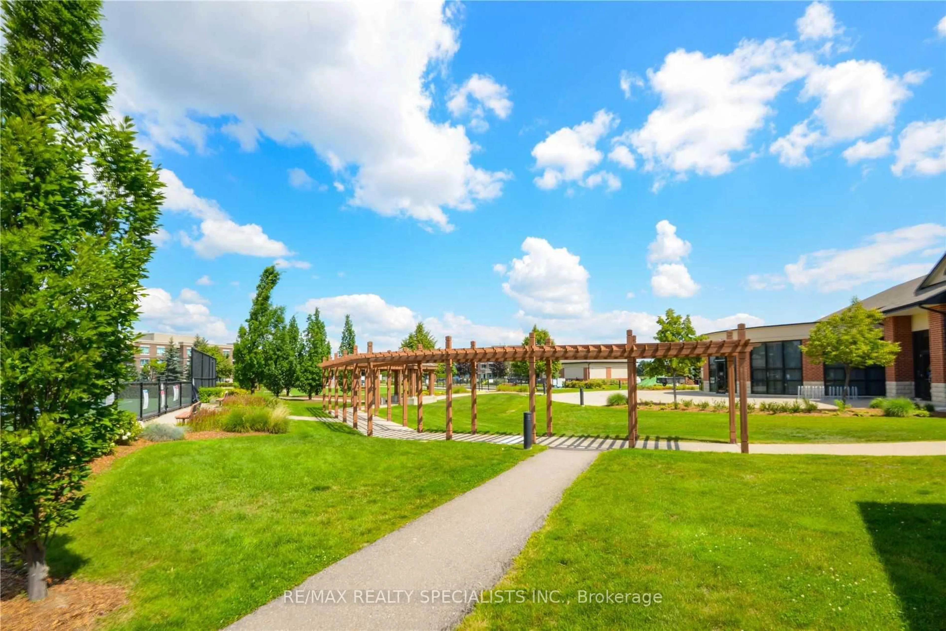 Patio, mountain view for 50 Via Rosedale #203, Brampton Ontario L6R 3Z7