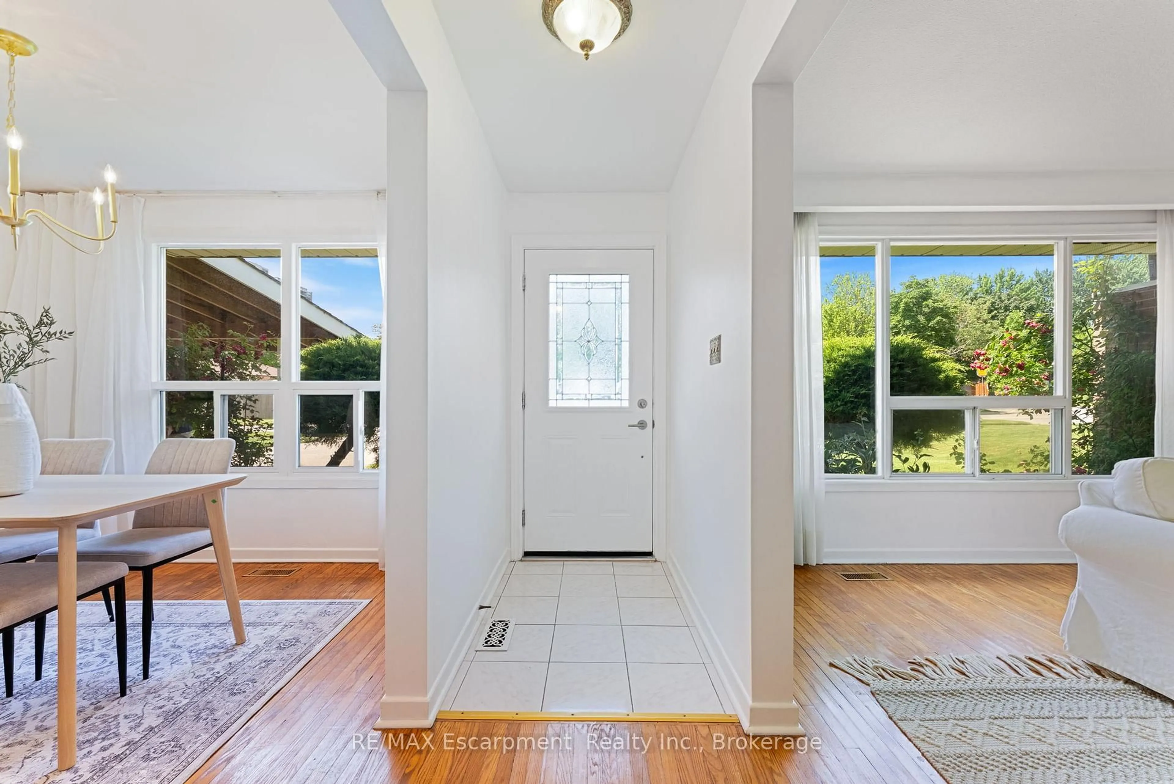 Indoor entryway for 1610 Hobbs Cres, Mississauga Ontario L5J 3R9
