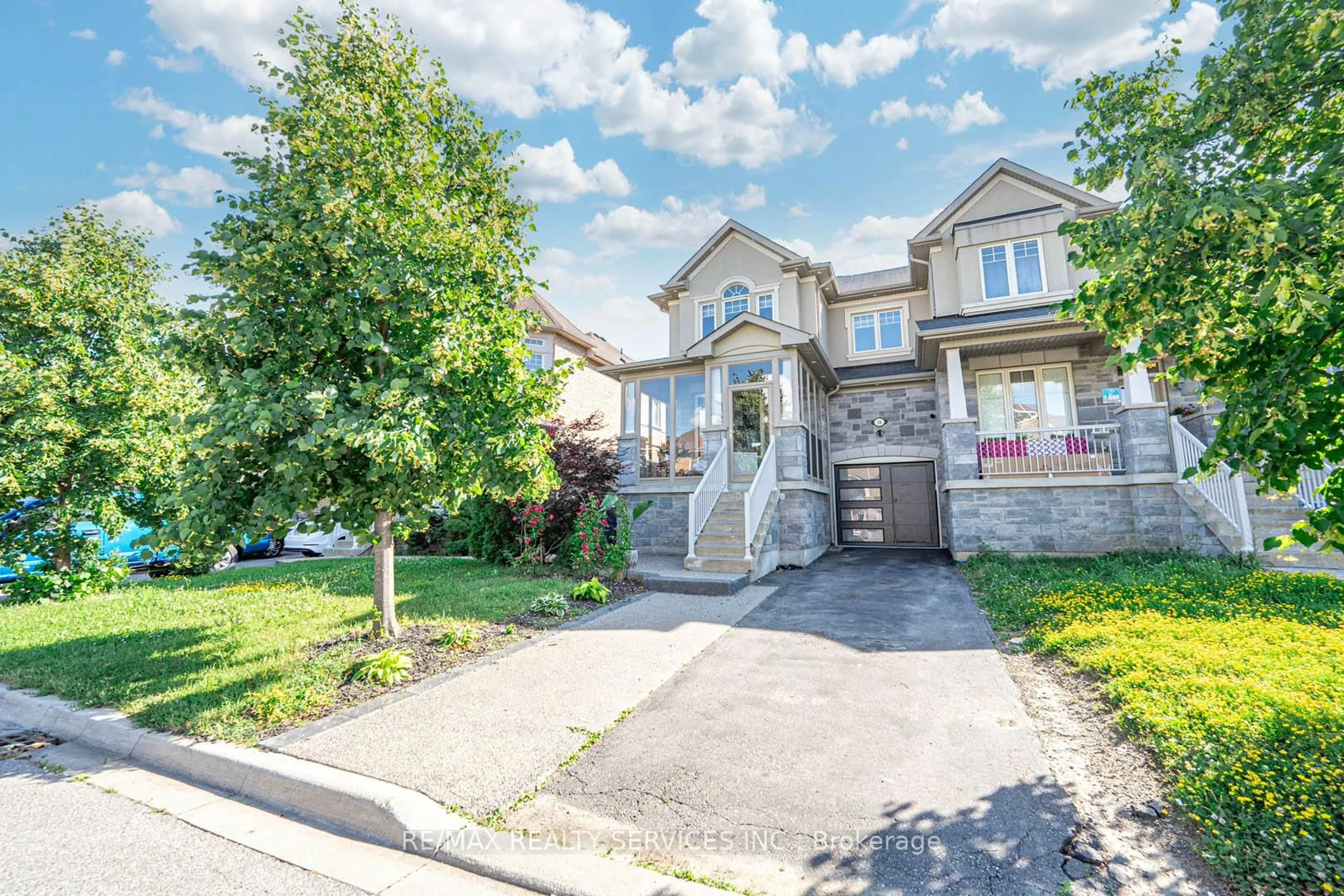 A pic from outside/outdoor area/front of a property/back of a property/a pic from drone, street for 18 Merrickville Way, Brampton Ontario L6Y 0V8