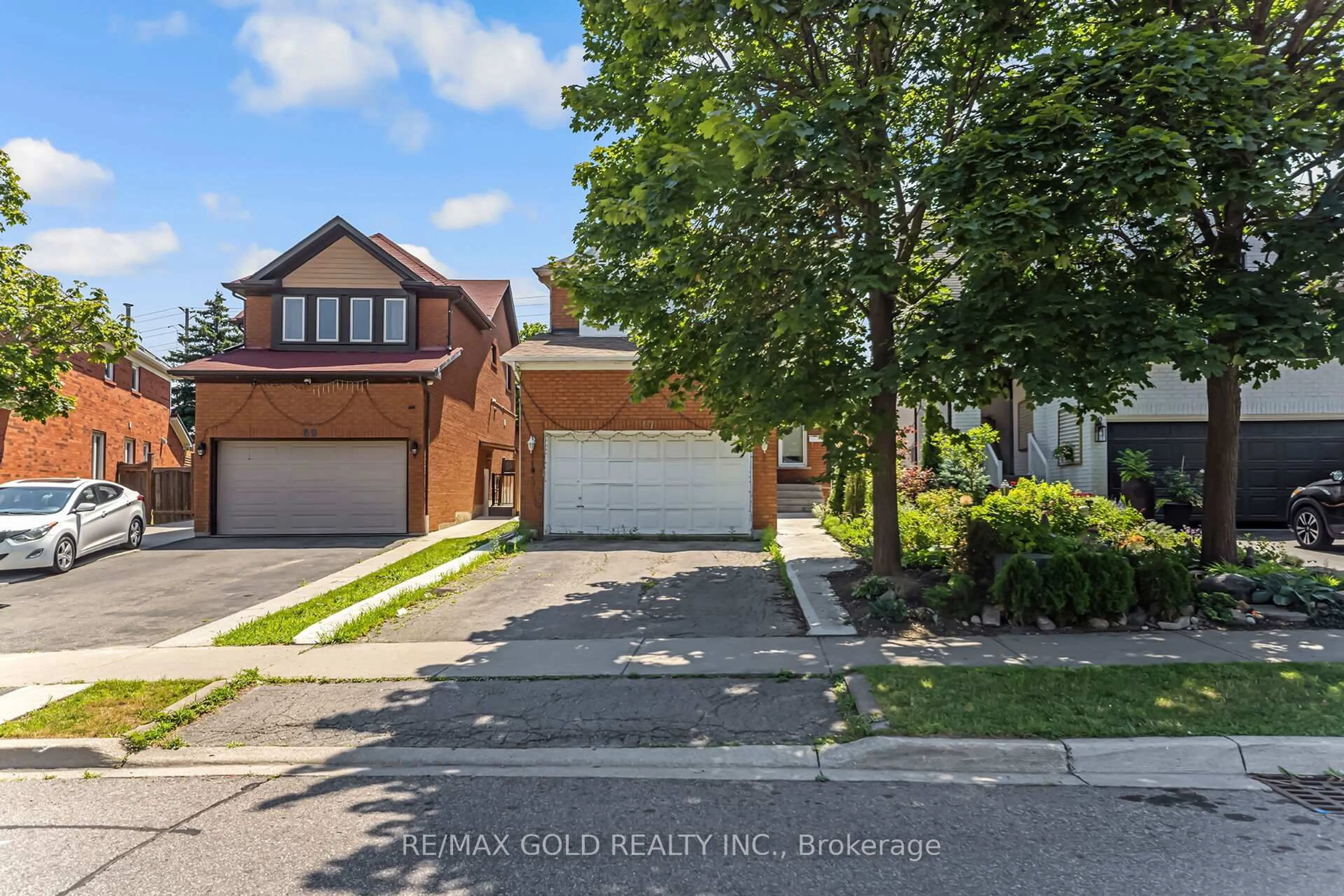 A pic from outside/outdoor area/front of a property/back of a property/a pic from drone, street for 67 Sal Circ, Brampton Ontario L6R 1H6