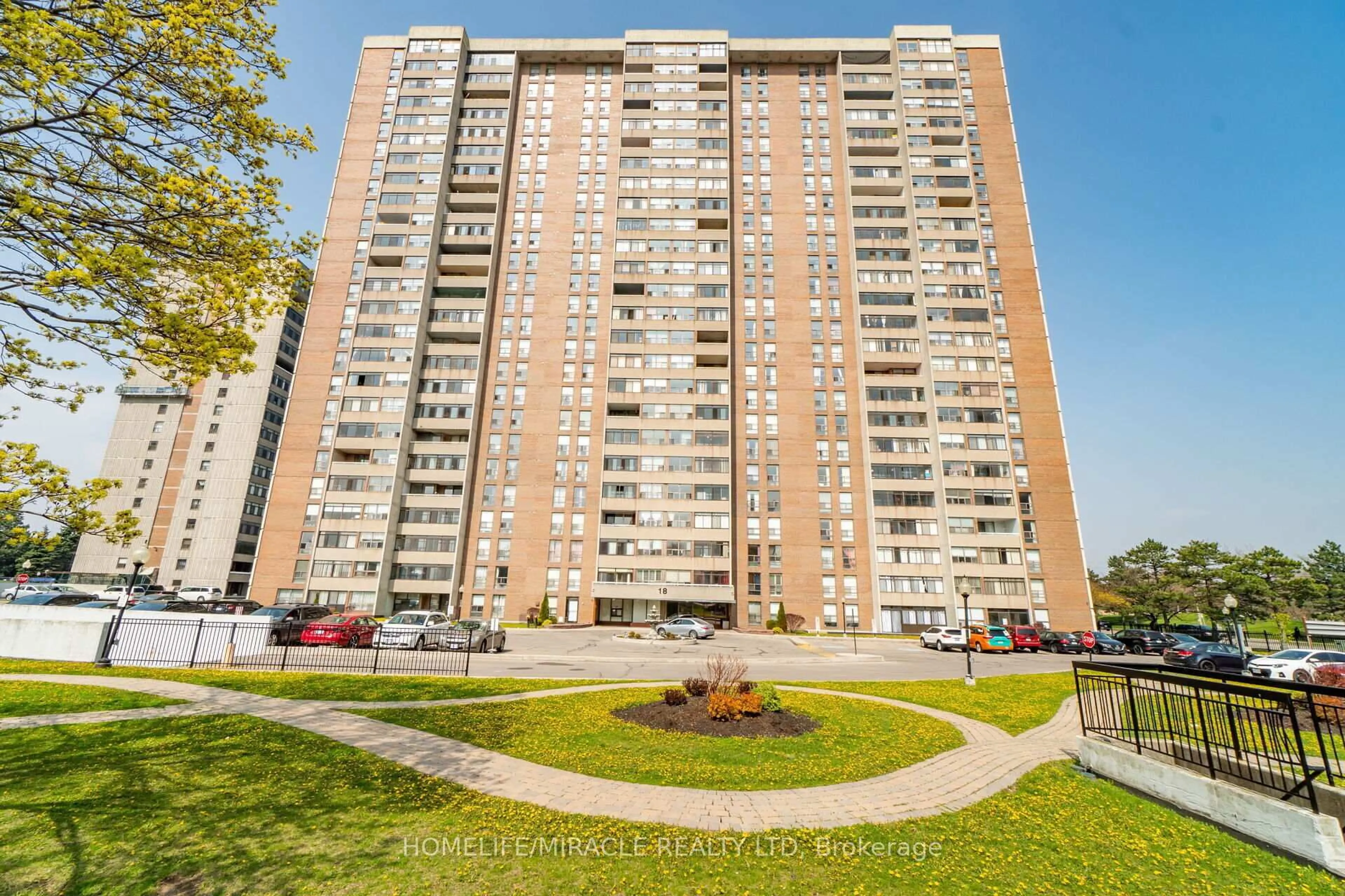 Patio, building for 18 Knightsbridge Rd, Brampton Ontario L6T 3X5
