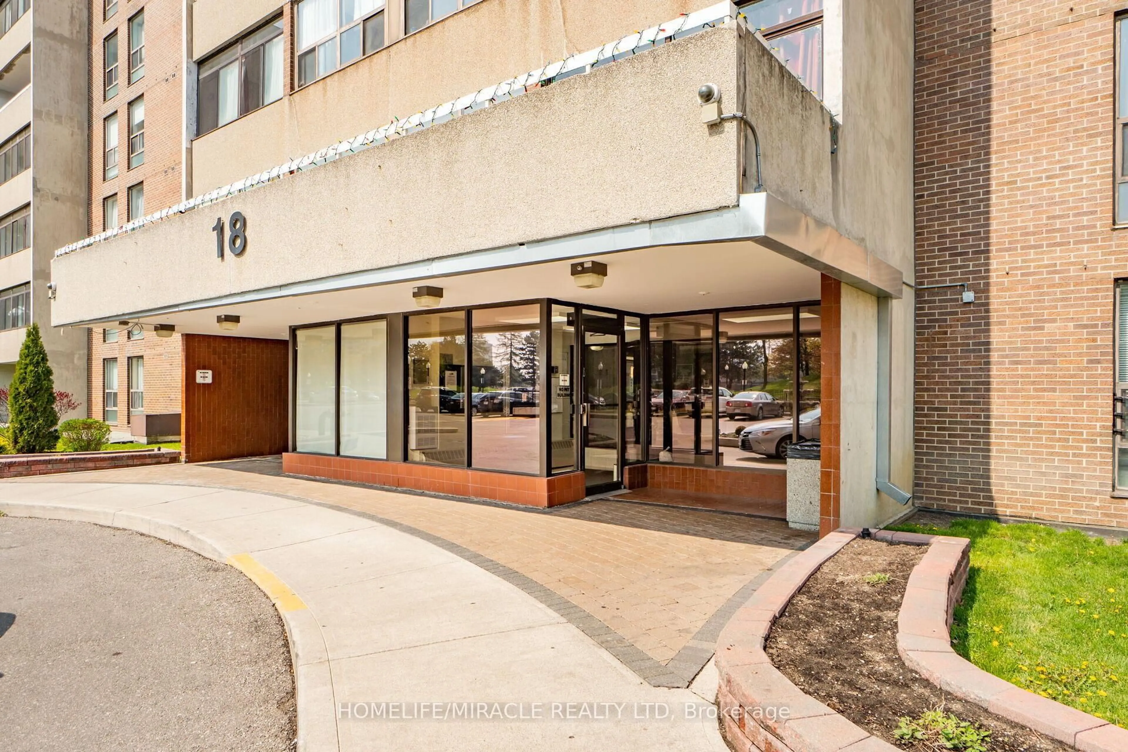 Indoor foyer for 18 Knightsbridge Rd, Brampton Ontario L6T 3X5