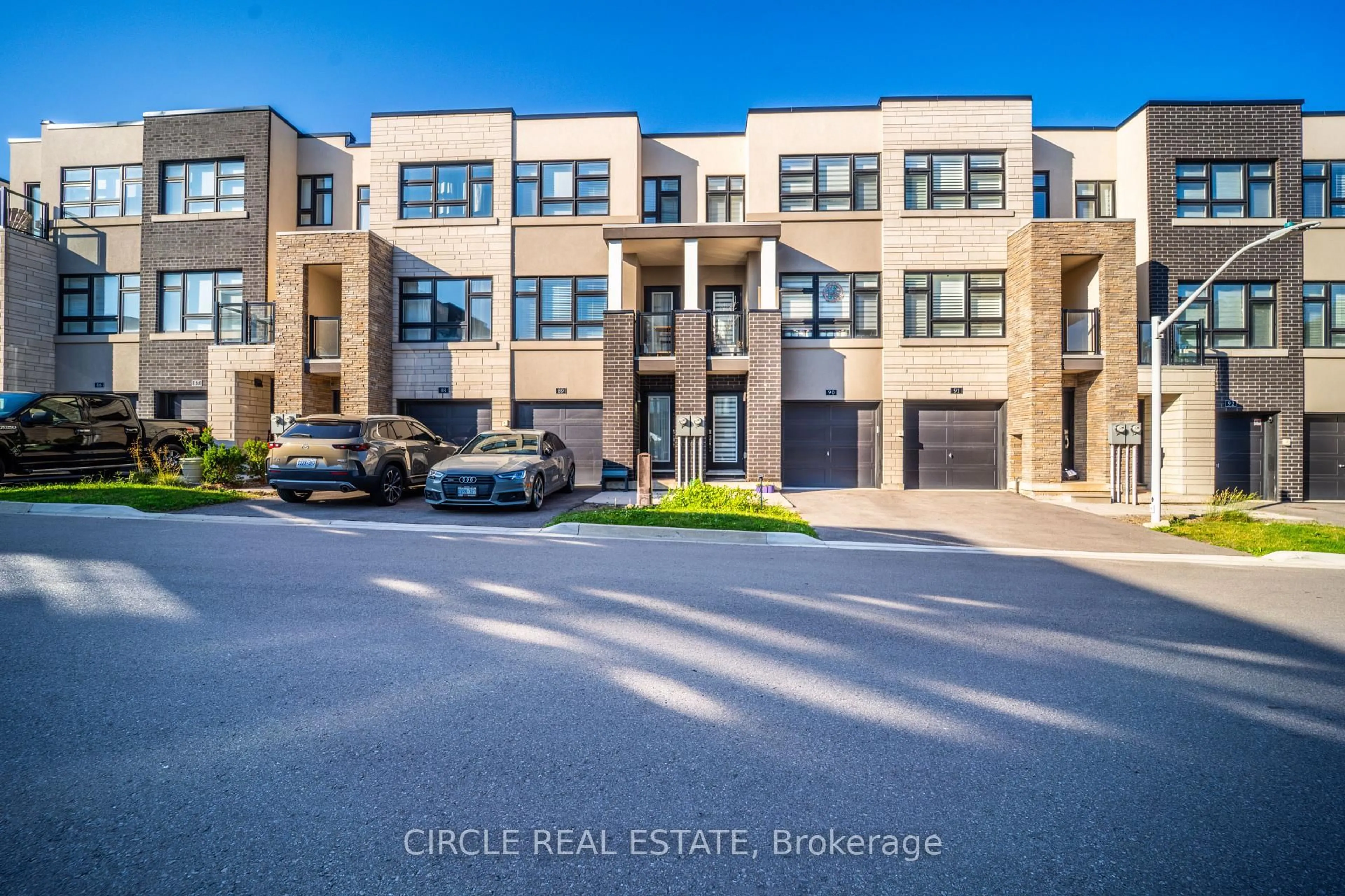 A pic from outside/outdoor area/front of a property/back of a property/a pic from drone, unknown for 1121 Cooke Blvd #90, Burlington Ontario L7T 0C3