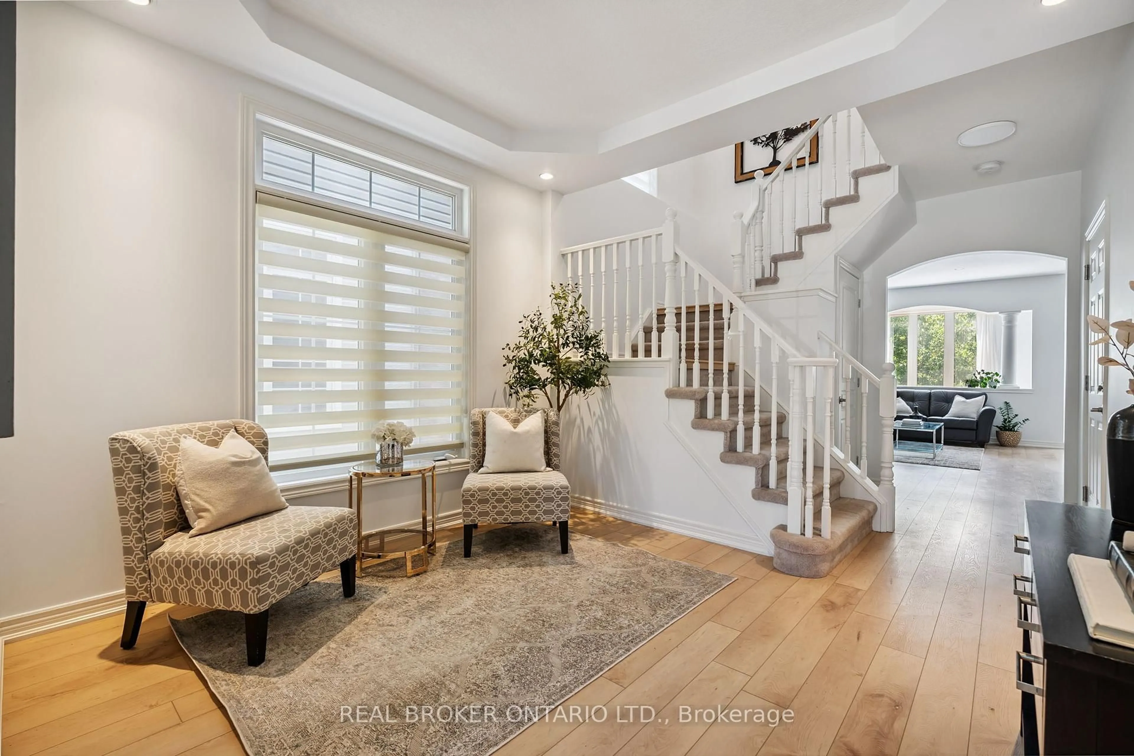 Indoor entryway for 5350 Haldimand Cres, Burlington Ontario L7L 7E5