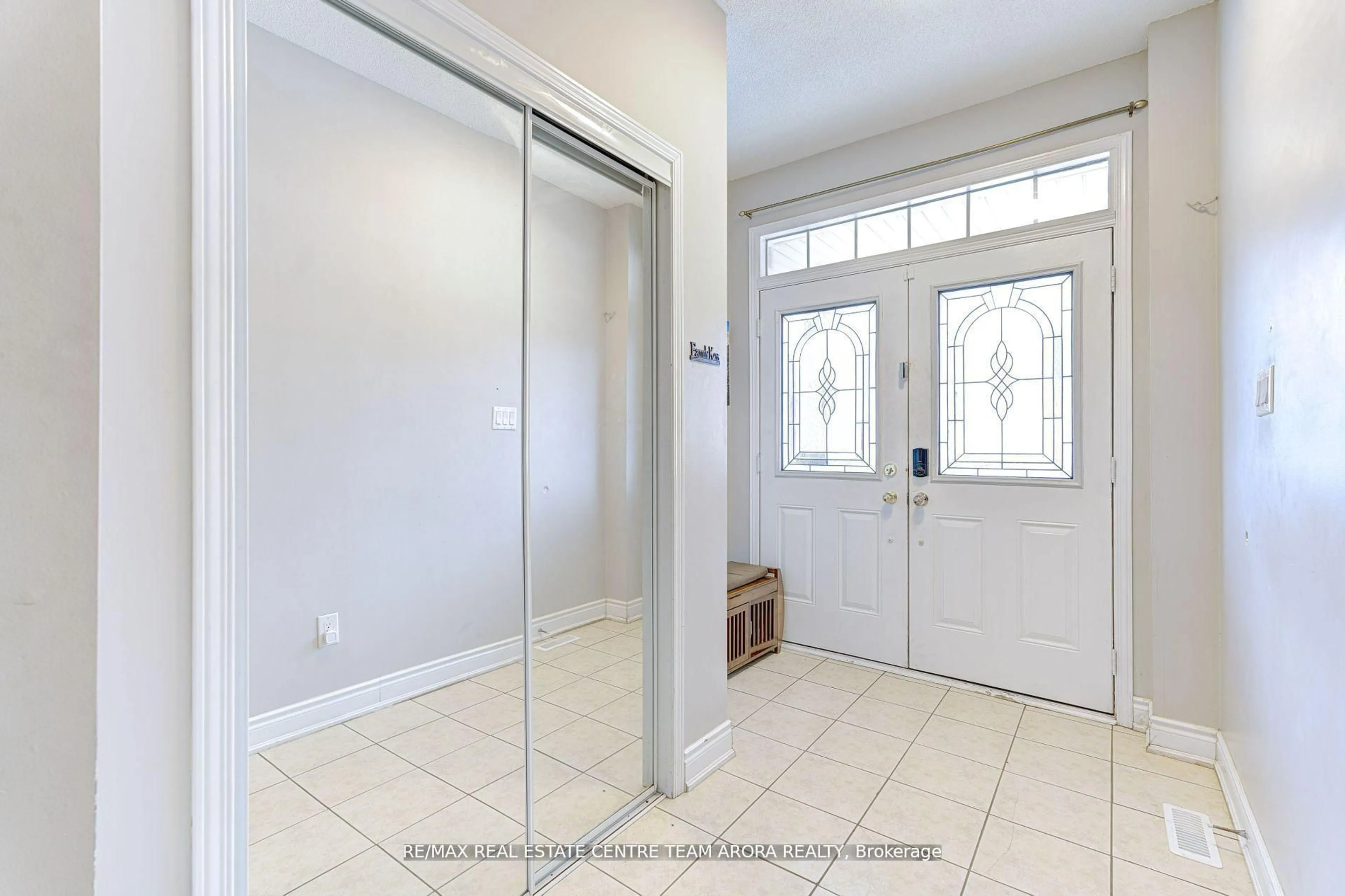 Indoor entryway for 102 Kilrea Way, Brampton Ontario L6X 0R3