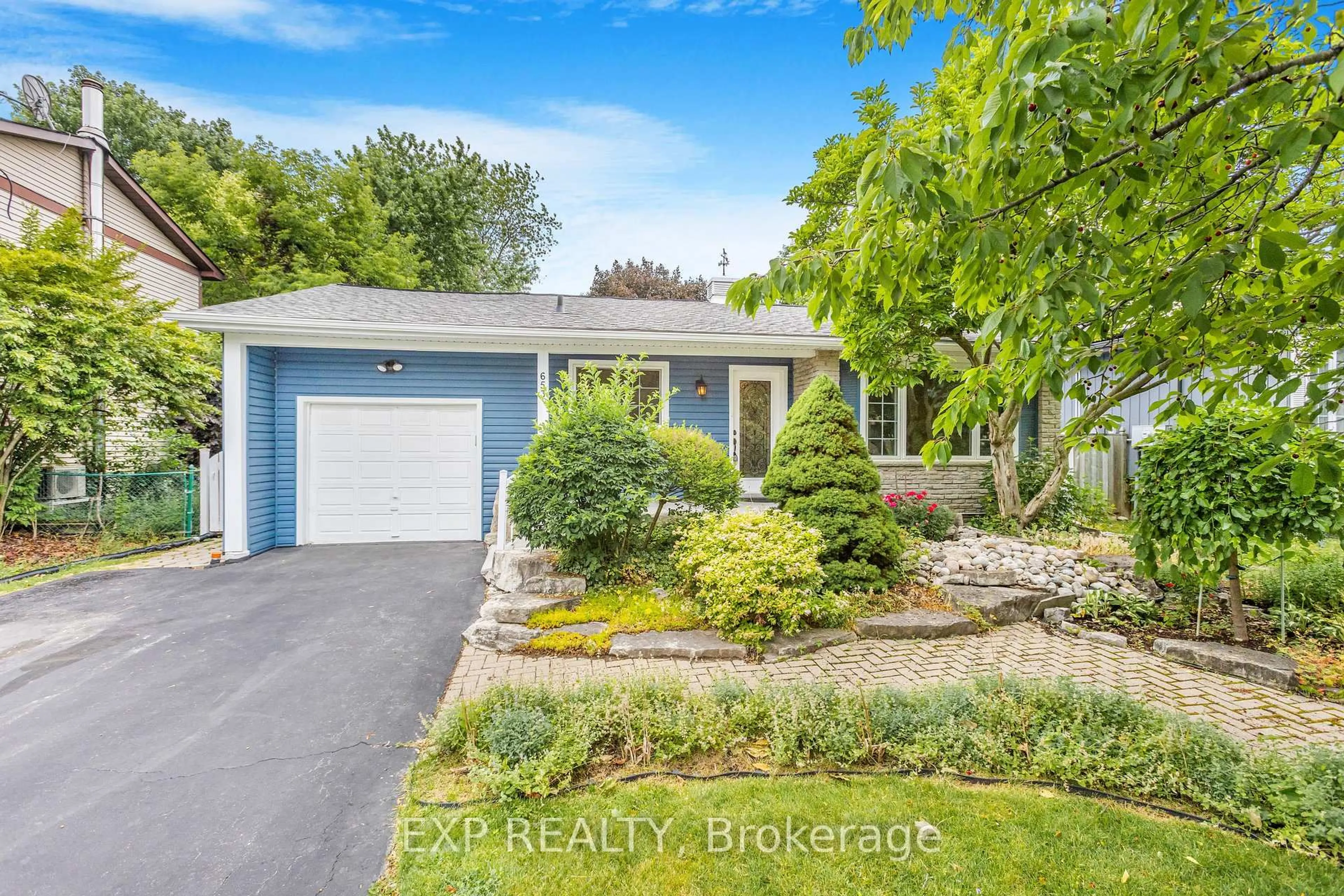 A pic from outside/outdoor area/front of a property/back of a property/a pic from drone, street for 653 Elliott Cres, Milton Ontario L9T 3G5