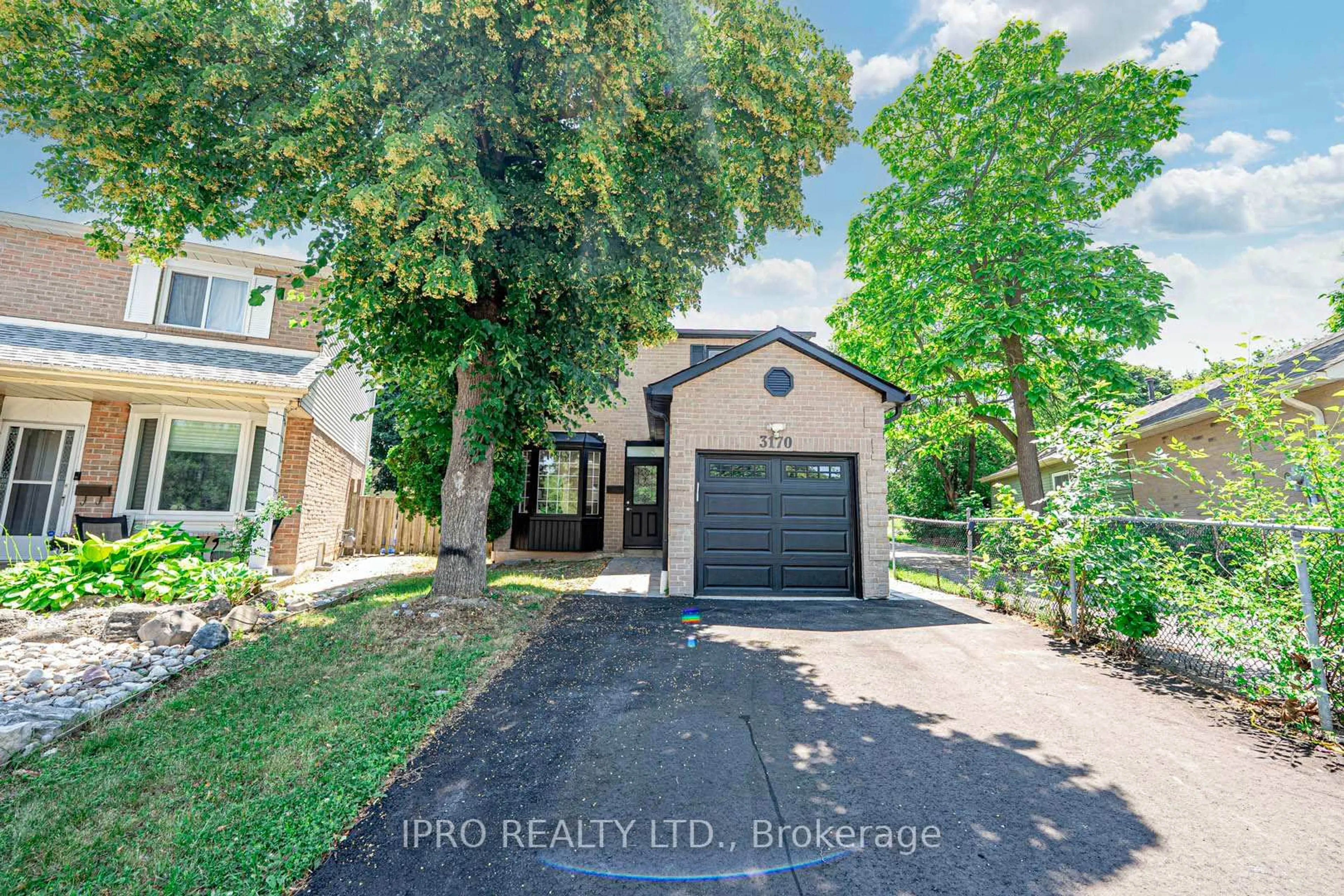 A pic from outside/outdoor area/front of a property/back of a property/a pic from drone, street for 3170 McCarron Cres, Mississauga Ontario L5N 3H5