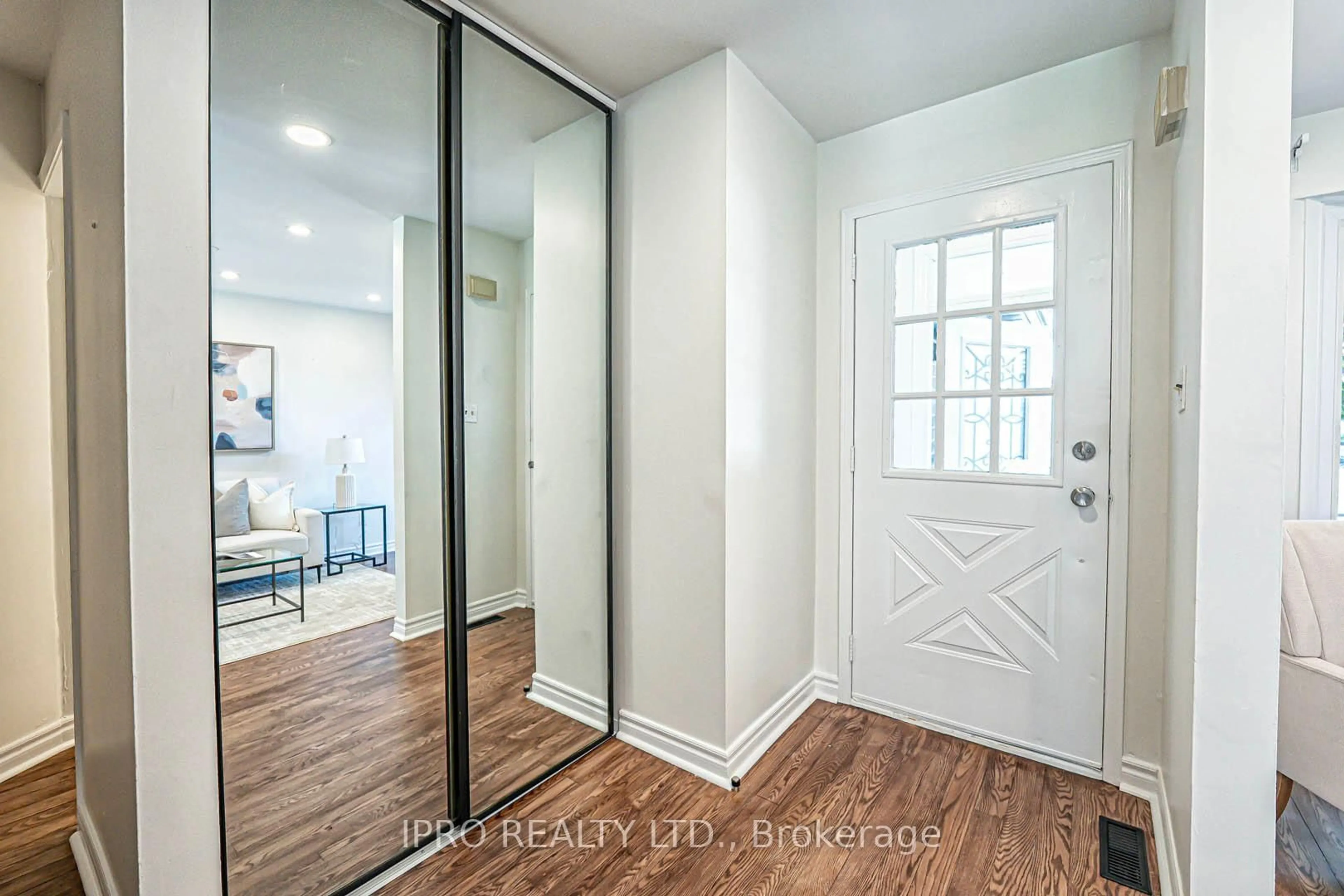 Indoor entryway for 3170 McCarron Cres, Mississauga Ontario L5N 3H5