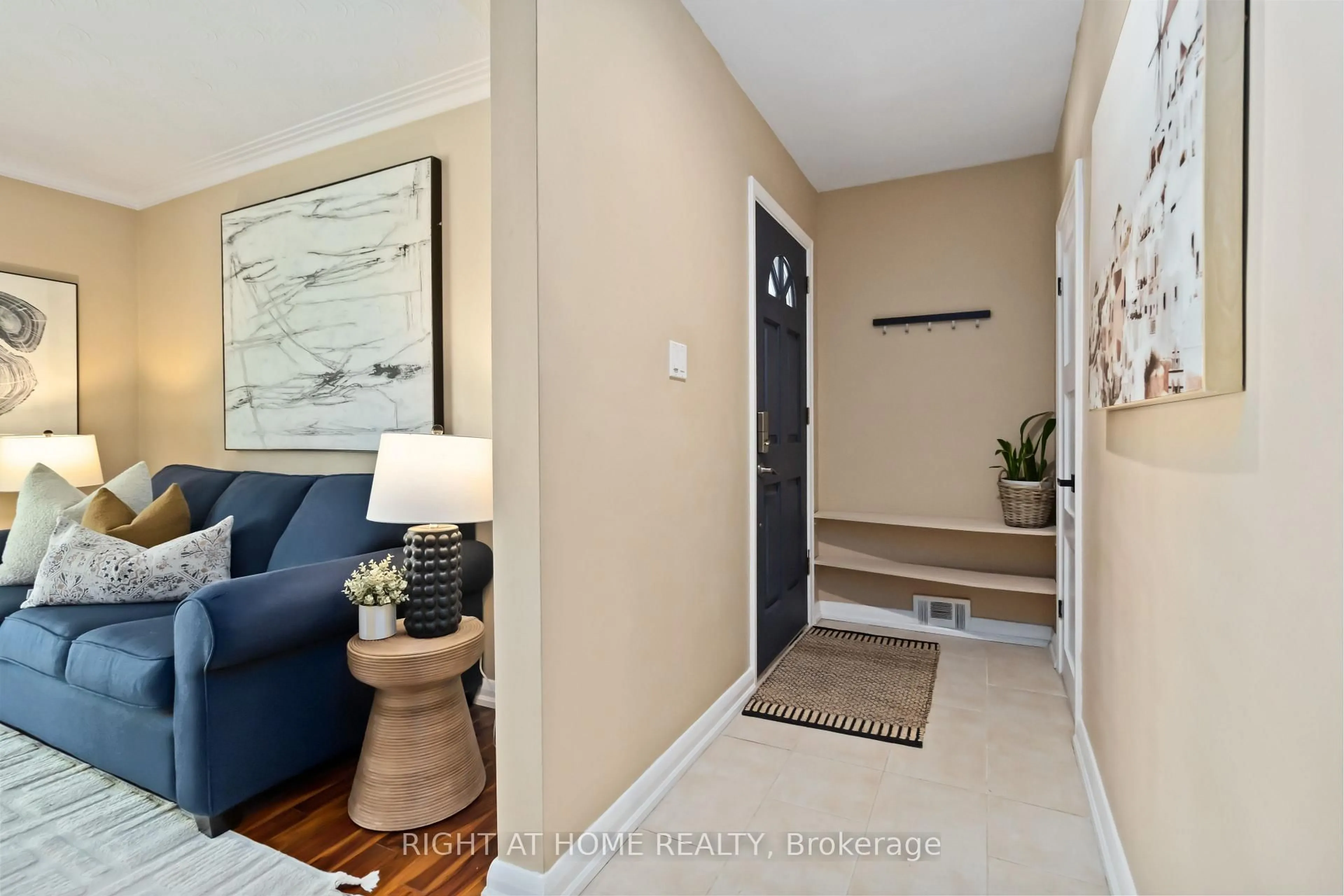 Indoor entryway for 7 Brenda Ave, Brampton Ontario L6Y 2A1