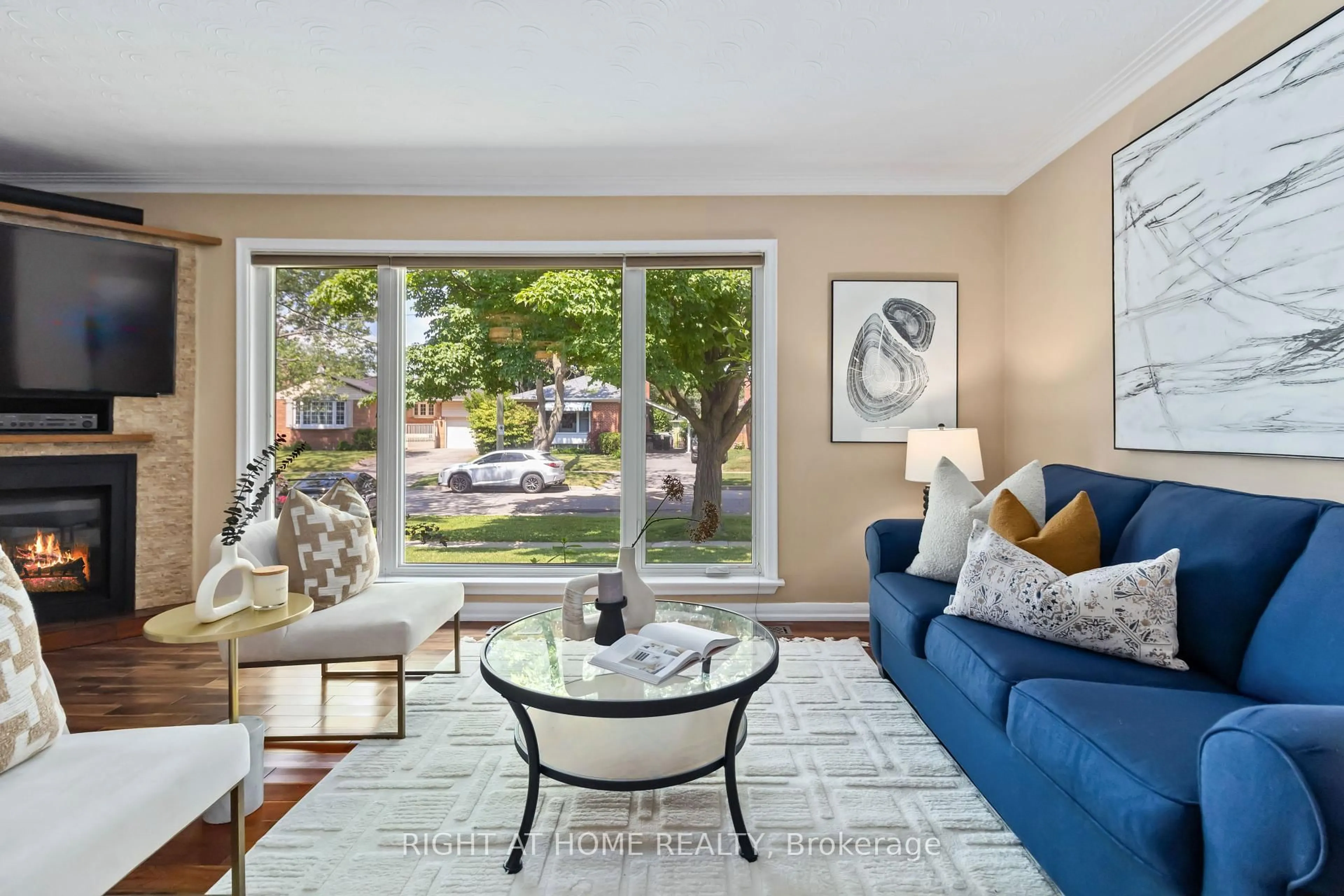 Living room with furniture, carpet floor for 7 Brenda Ave, Brampton Ontario L6Y 2A1