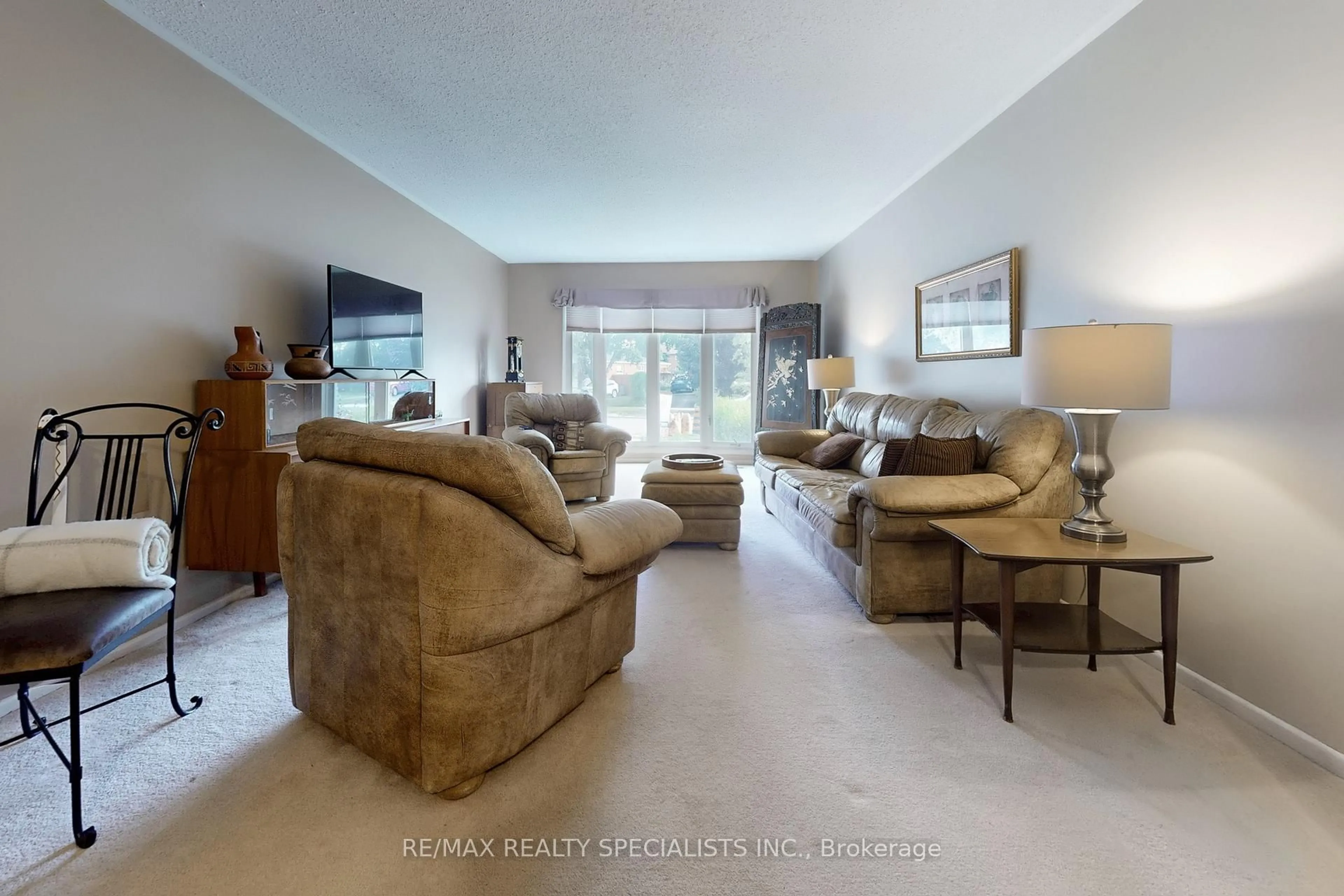 Living room with furniture, unknown for 1185 Saturnia Cres, Mississauga Ontario L4Y 2M2