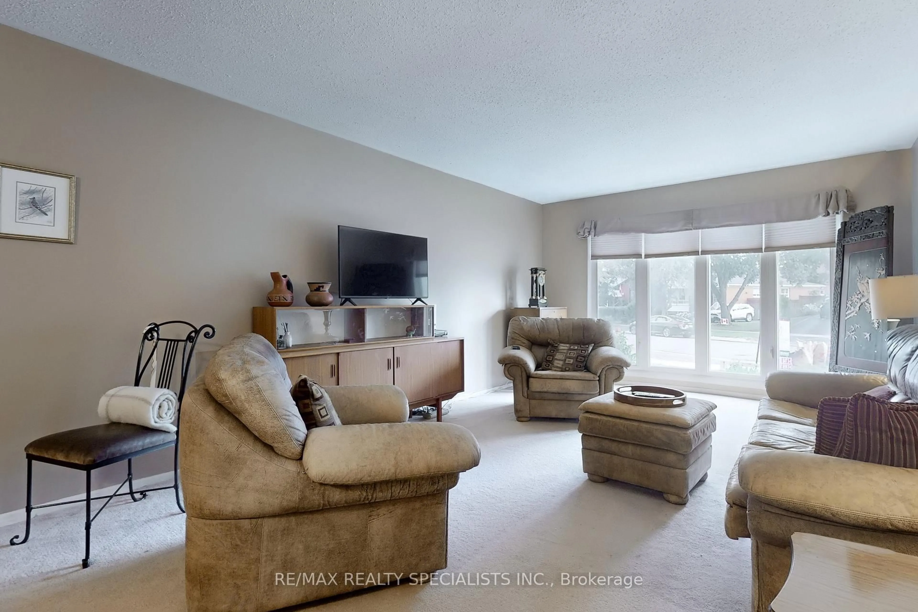 Living room with furniture, unknown for 1185 Saturnia Cres, Mississauga Ontario L4Y 2M2