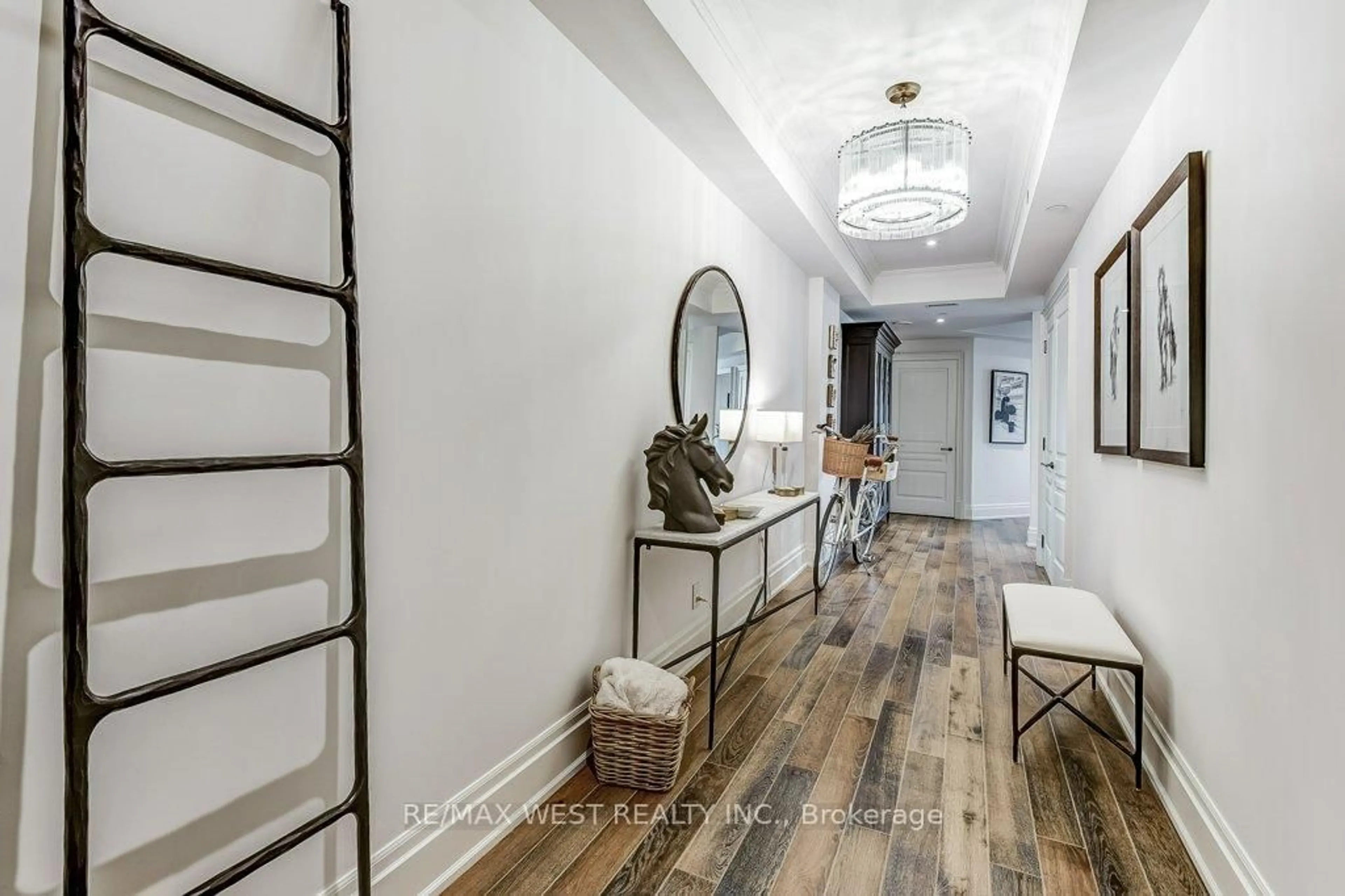 Indoor entryway for 4 The Kingsway #702, Toronto Ontario M8X 2T1