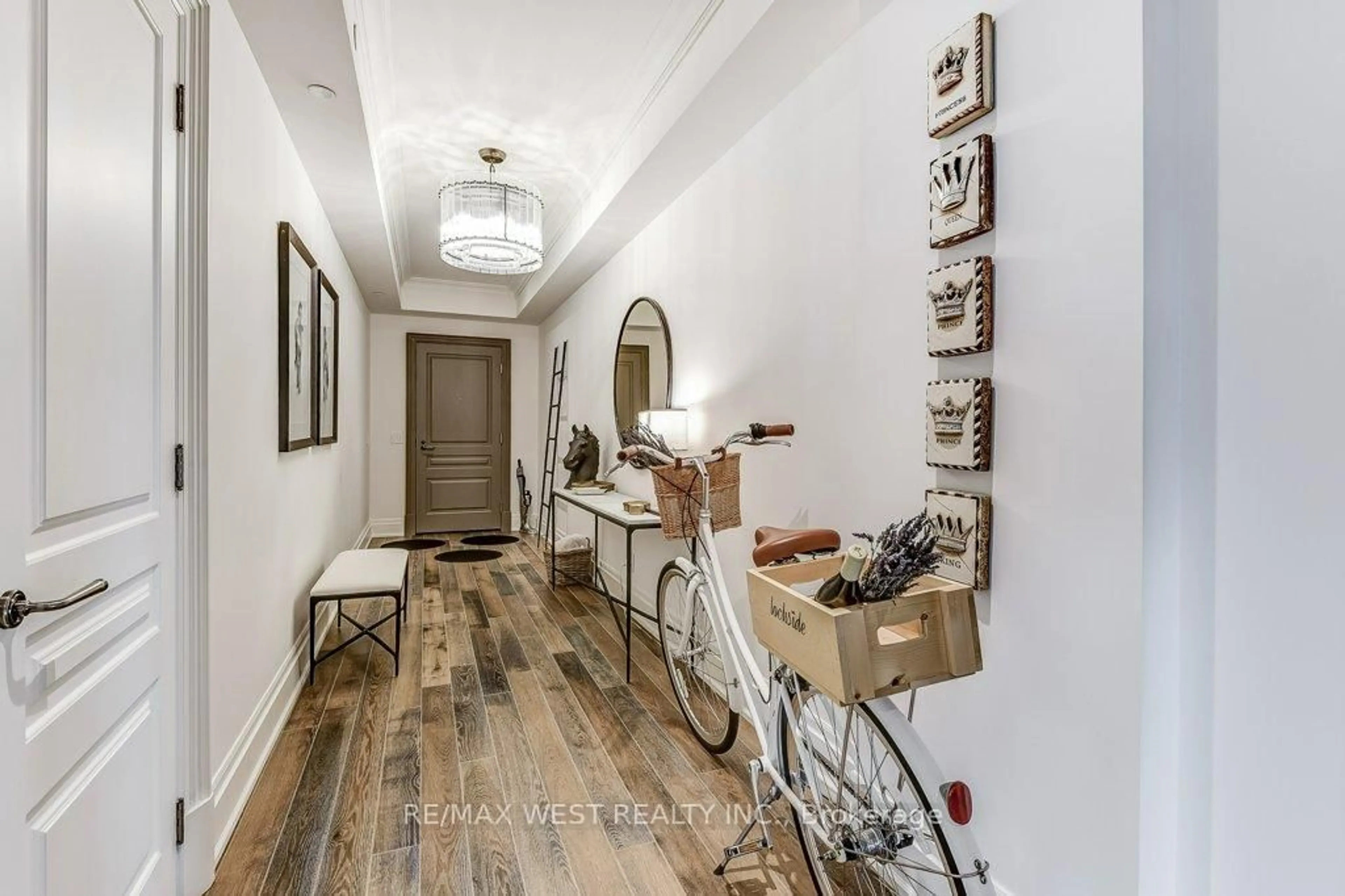 Indoor entryway for 4 The Kingsway #702, Toronto Ontario M8X 2T1