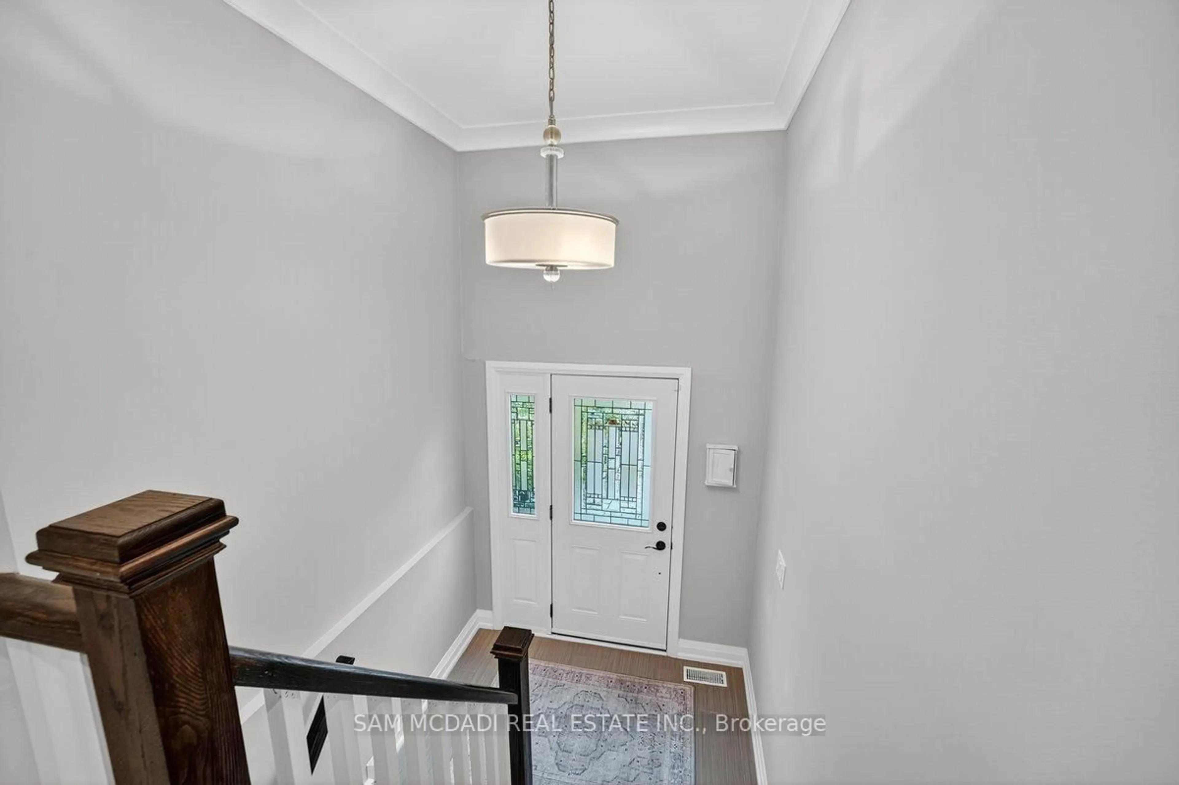 Indoor entryway for 42 Peter St, Mississauga Ontario L5H 2G8
