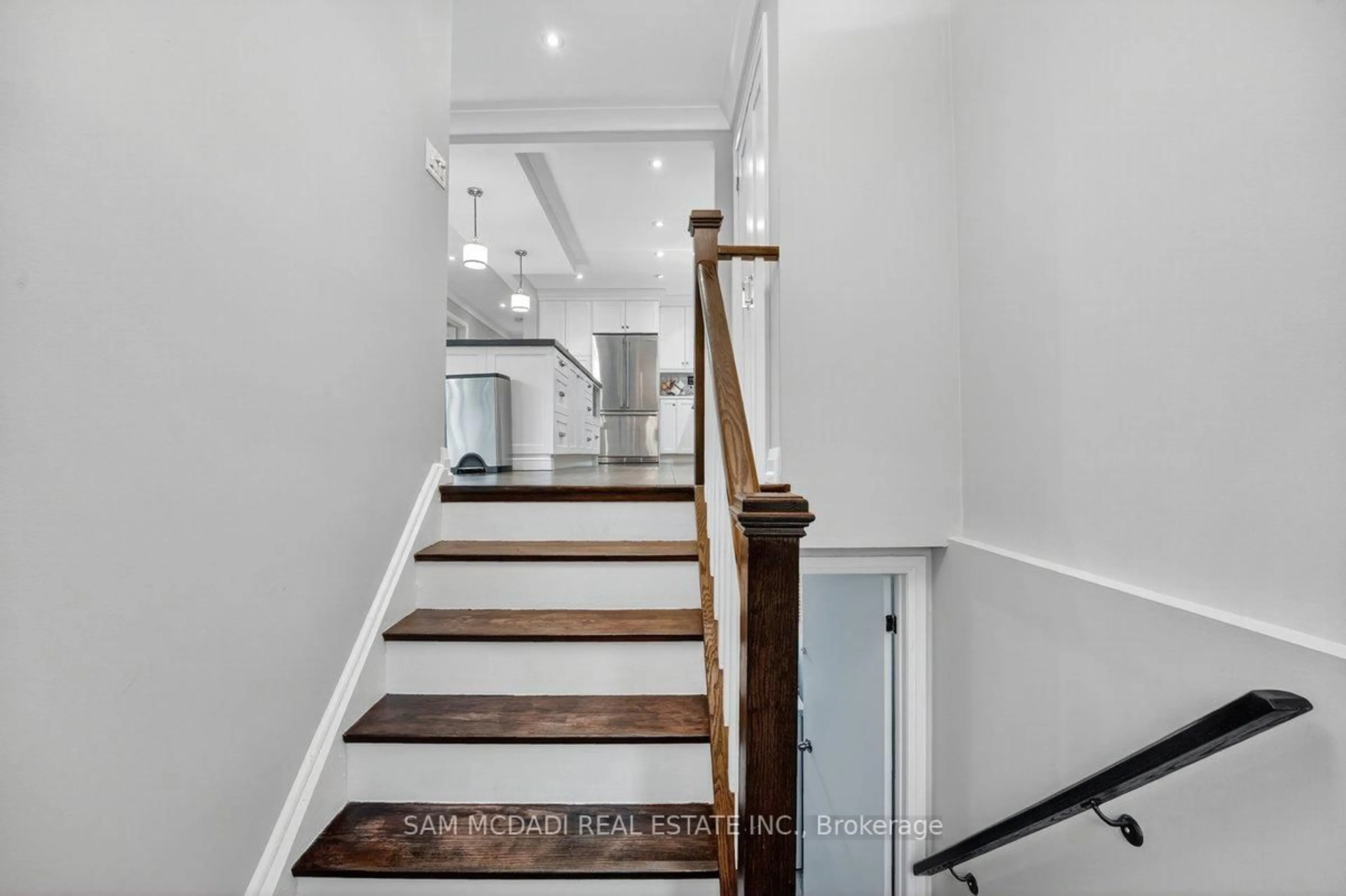 Stairs for 42 Peter St, Mississauga Ontario L5H 2G8