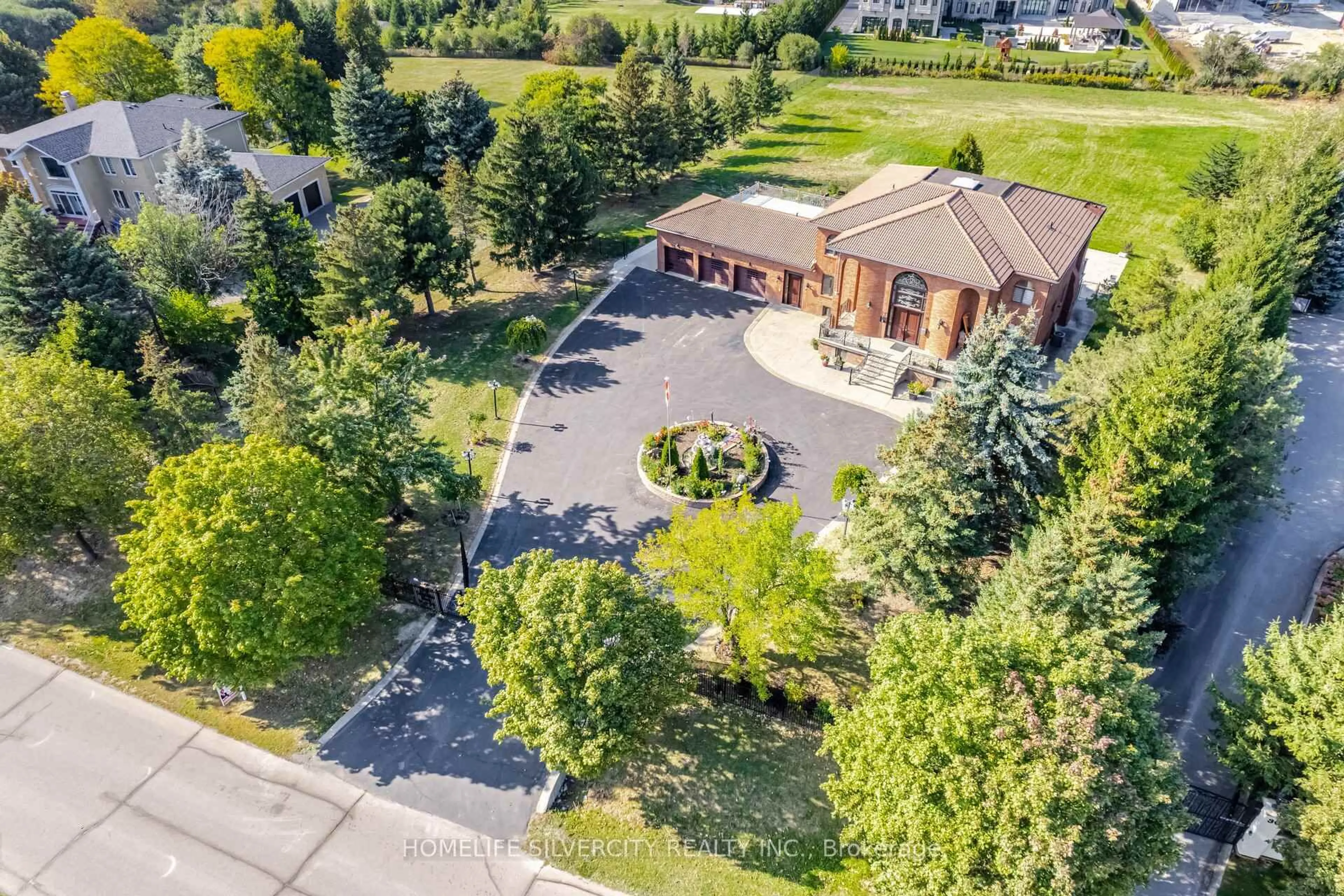A pic from outside/outdoor area/front of a property/back of a property/a pic from drone, street for 34 Estateview Circ, Brampton Ontario L6P 0R6