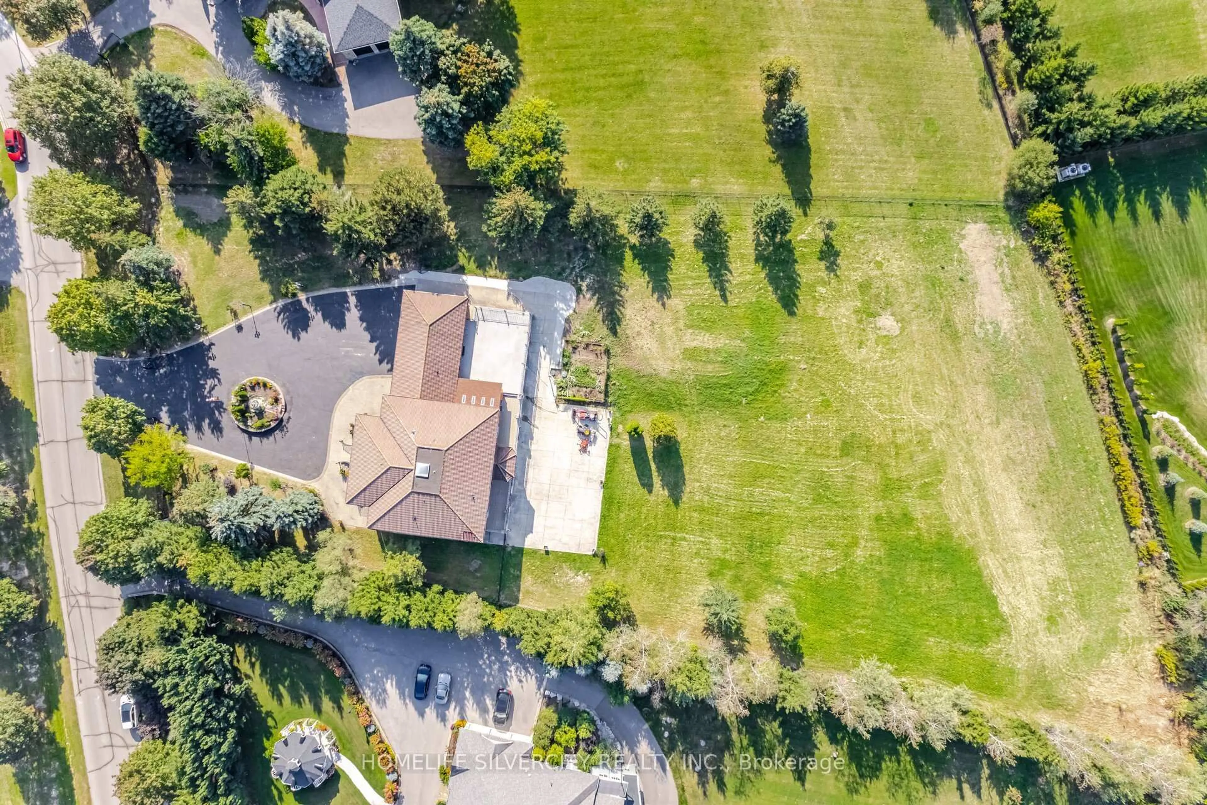 A pic from outside/outdoor area/front of a property/back of a property/a pic from drone, unknown for 34 Estateview Circ, Brampton Ontario L6P 0R6