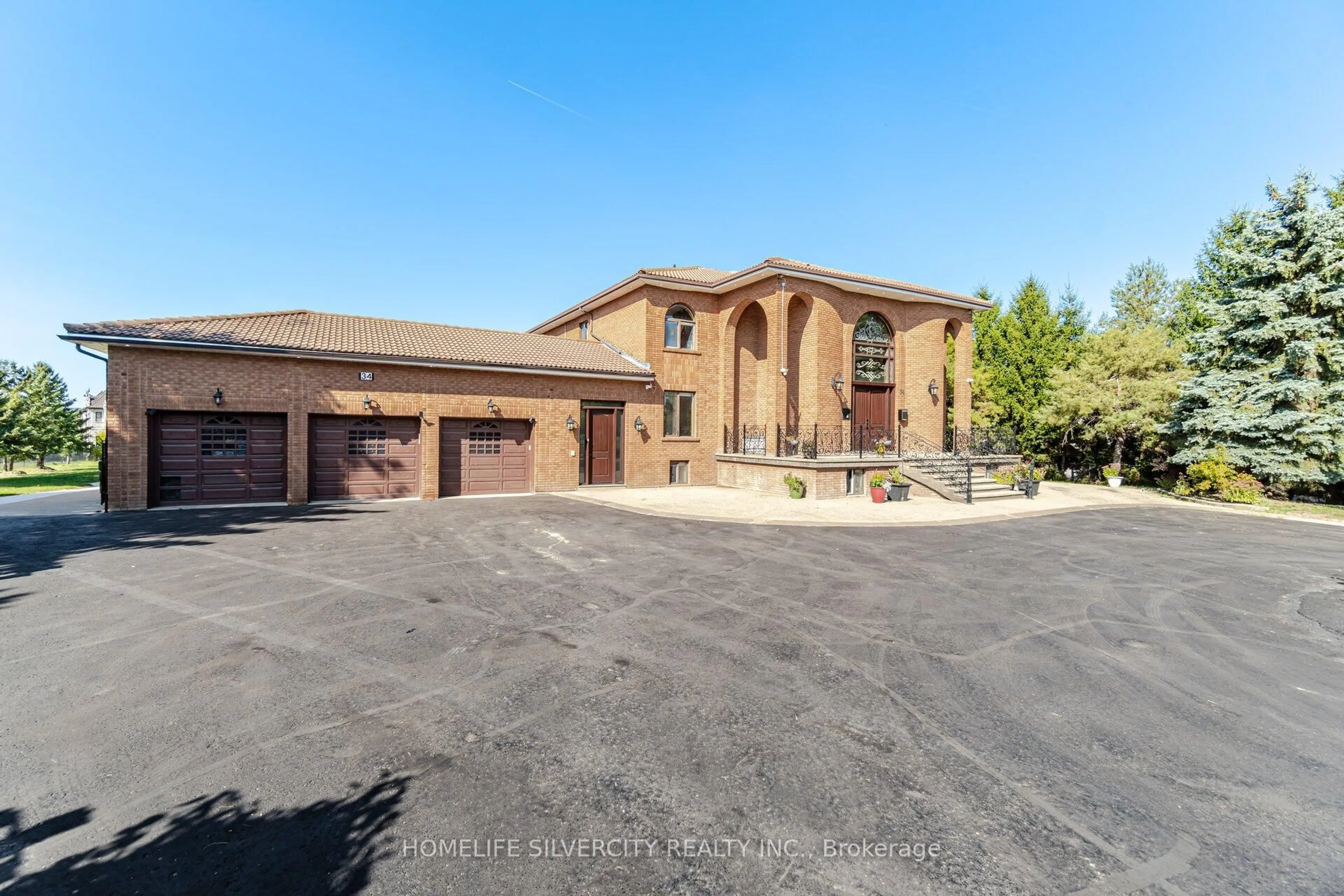 A pic from outside/outdoor area/front of a property/back of a property/a pic from drone, unknown for 34 Estateview Circ, Brampton Ontario L6P 0R6