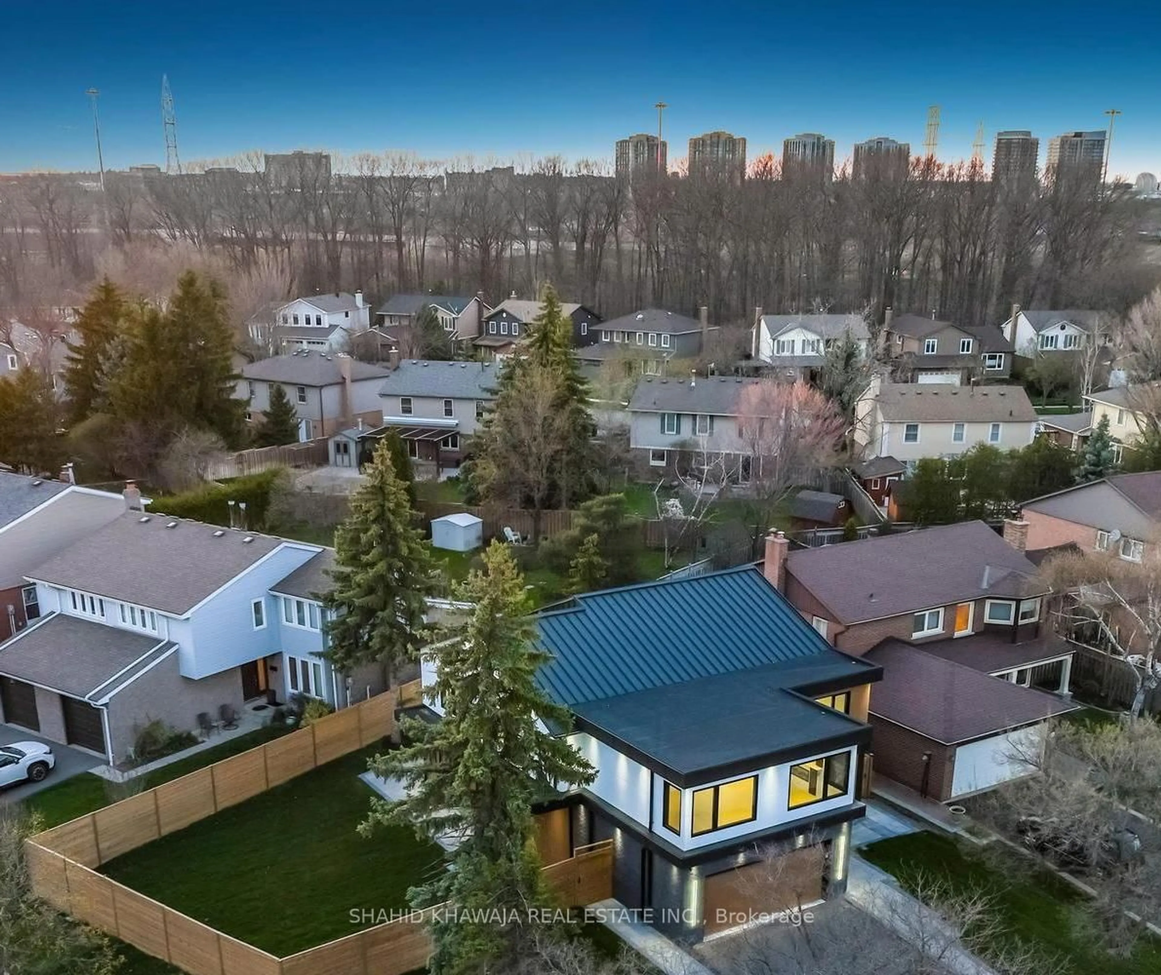 A pic from outside/outdoor area/front of a property/back of a property/a pic from drone, city buildings view from balcony for 2893 Folkway Dr, Mississauga Ontario L5L 2H2