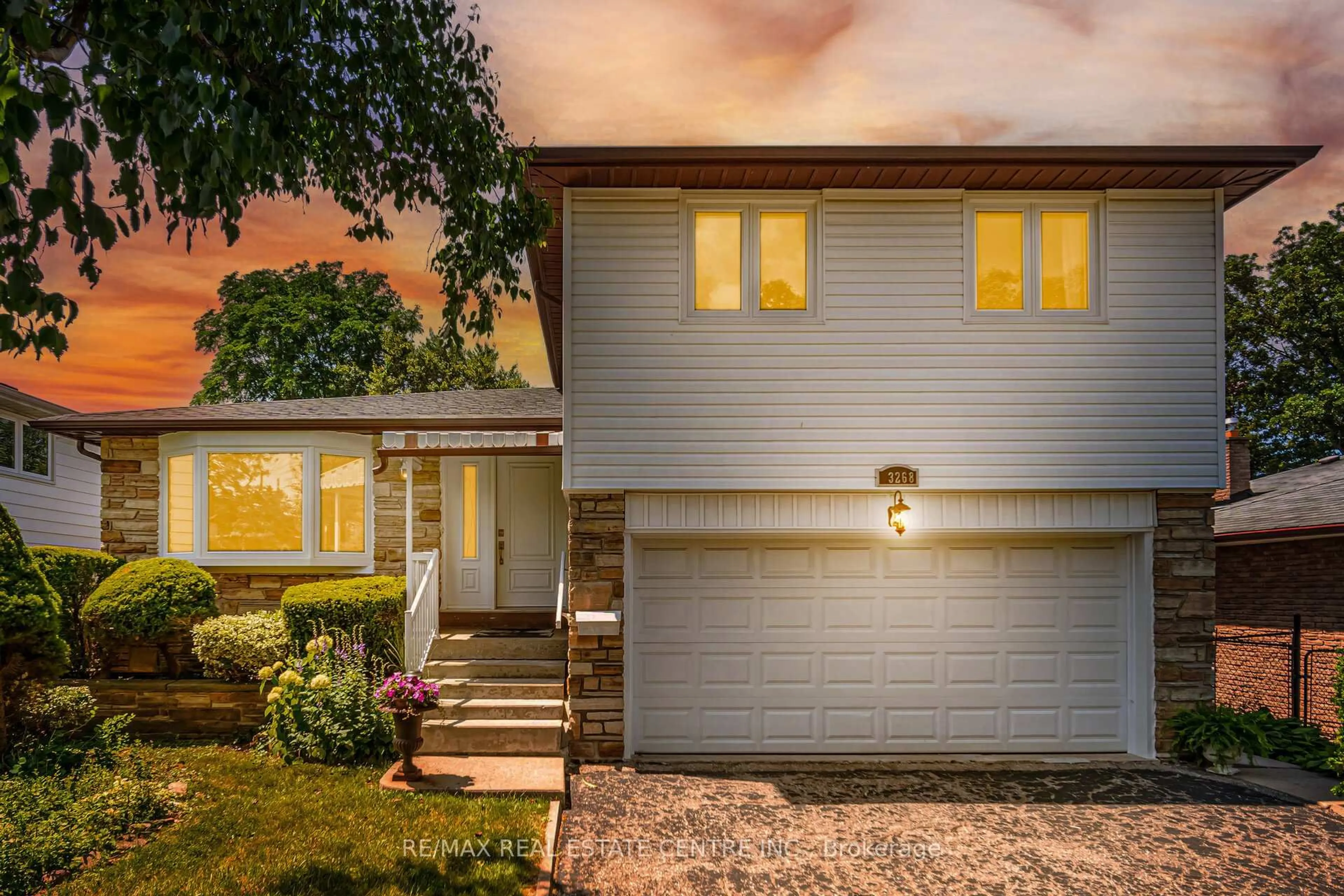 Home with vinyl exterior material, street for 3268 Homark Dr, Mississauga Ontario L4K 2K4