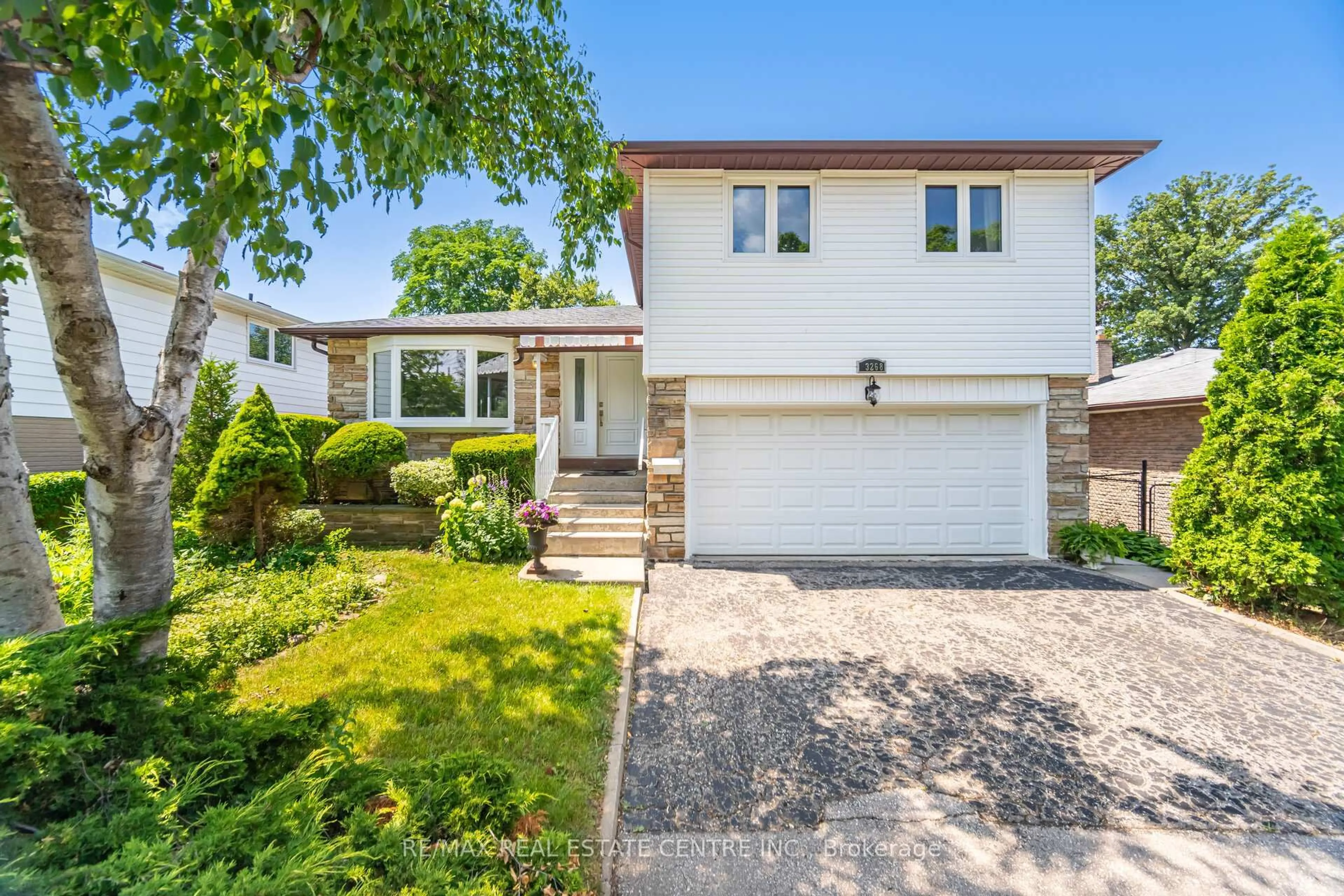 Home with vinyl exterior material, street for 3268 Homark Dr, Mississauga Ontario L4K 2K4