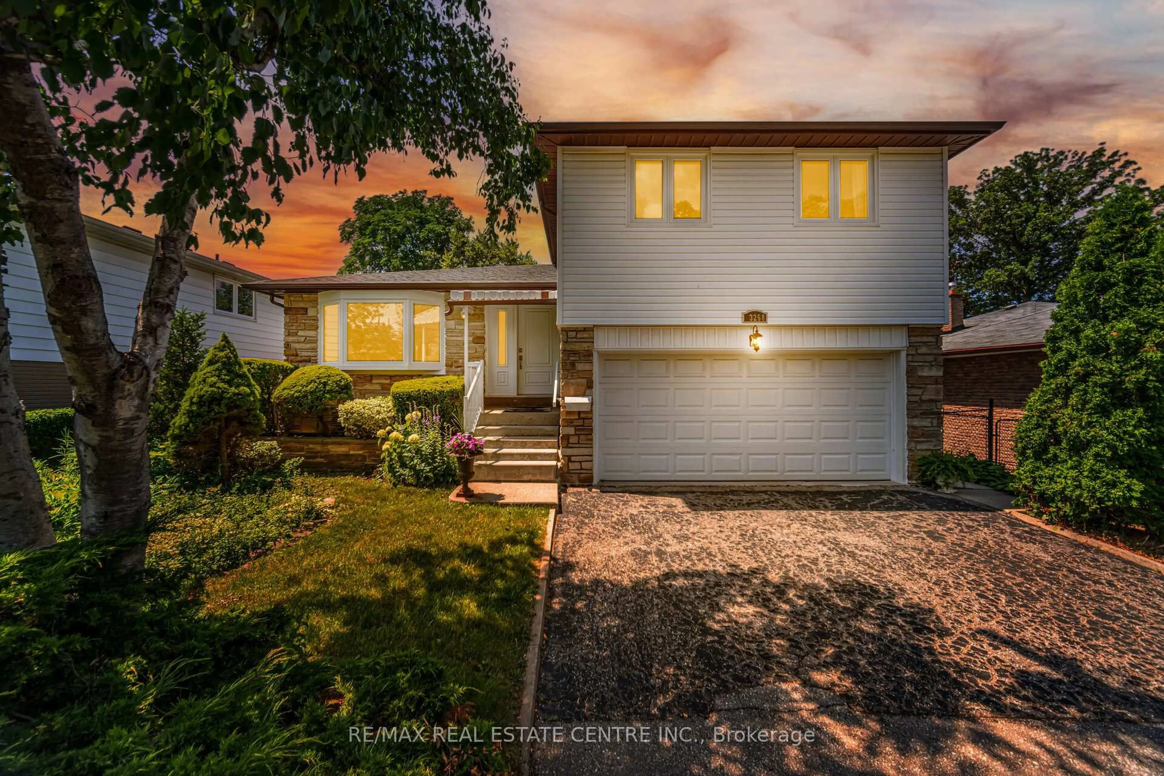 A pic from outside/outdoor area/front of a property/back of a property/a pic from drone, street for 3268 Homark Dr, Mississauga Ontario L4K 2K4