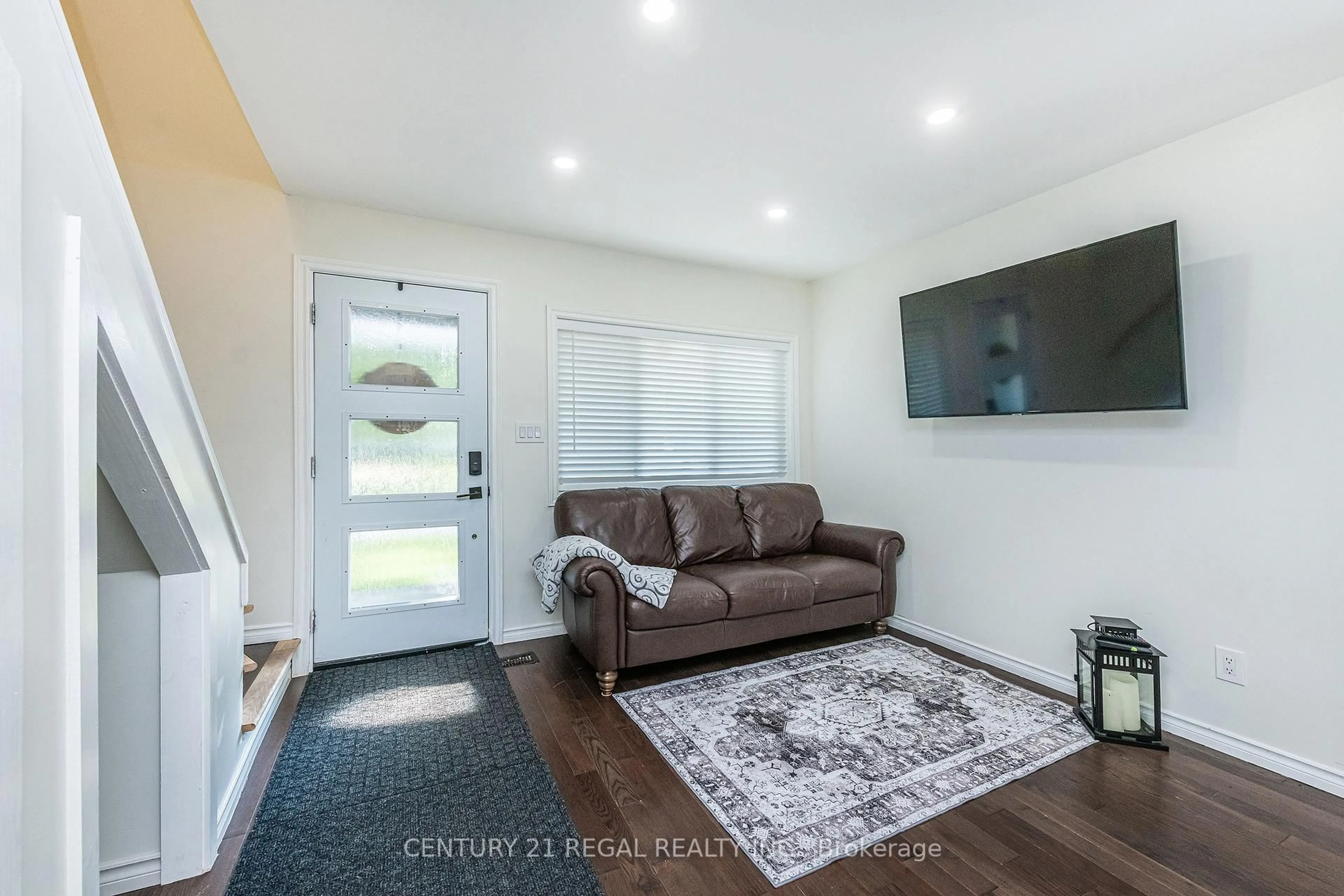 Living room with furniture, unknown for 26 Third St, Orangeville Ontario L9W 2B1