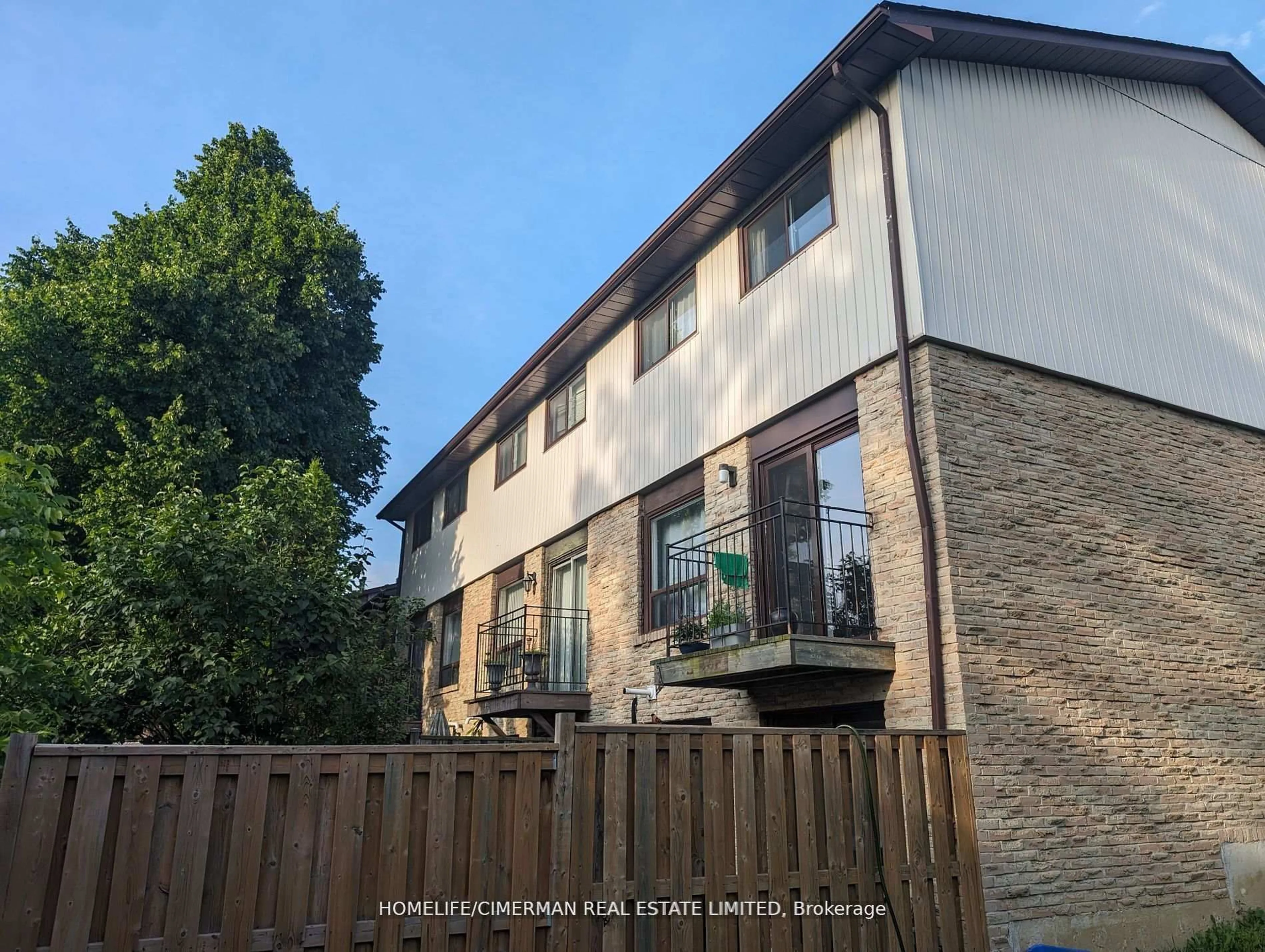 A pic from outside/outdoor area/front of a property/back of a property/a pic from drone, building for 46 Foster Cres #46, Brampton Ontario L6V 3M7