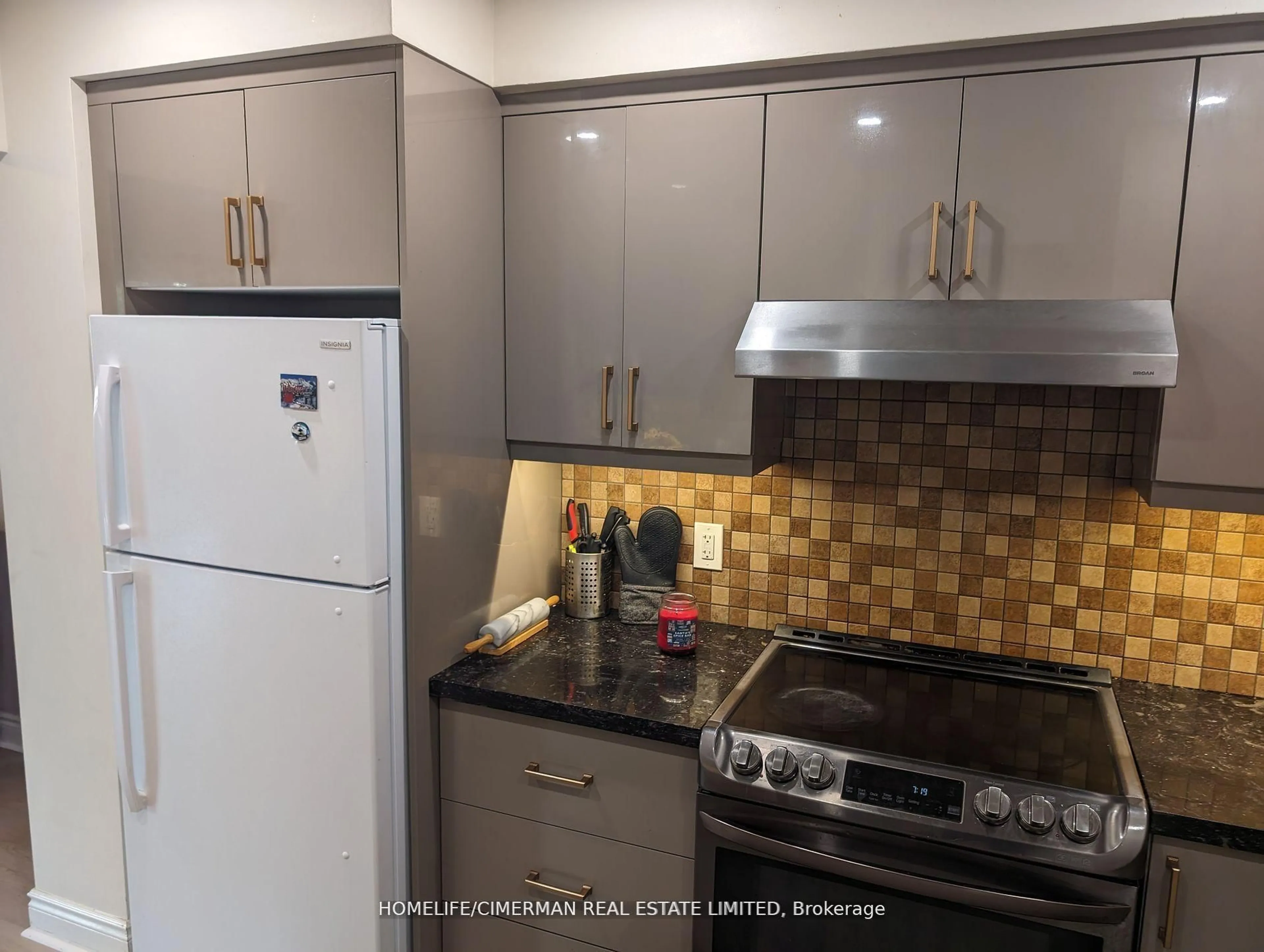 Standard kitchen, unknown for 46 Foster Cres #46, Brampton Ontario L6V 3M7