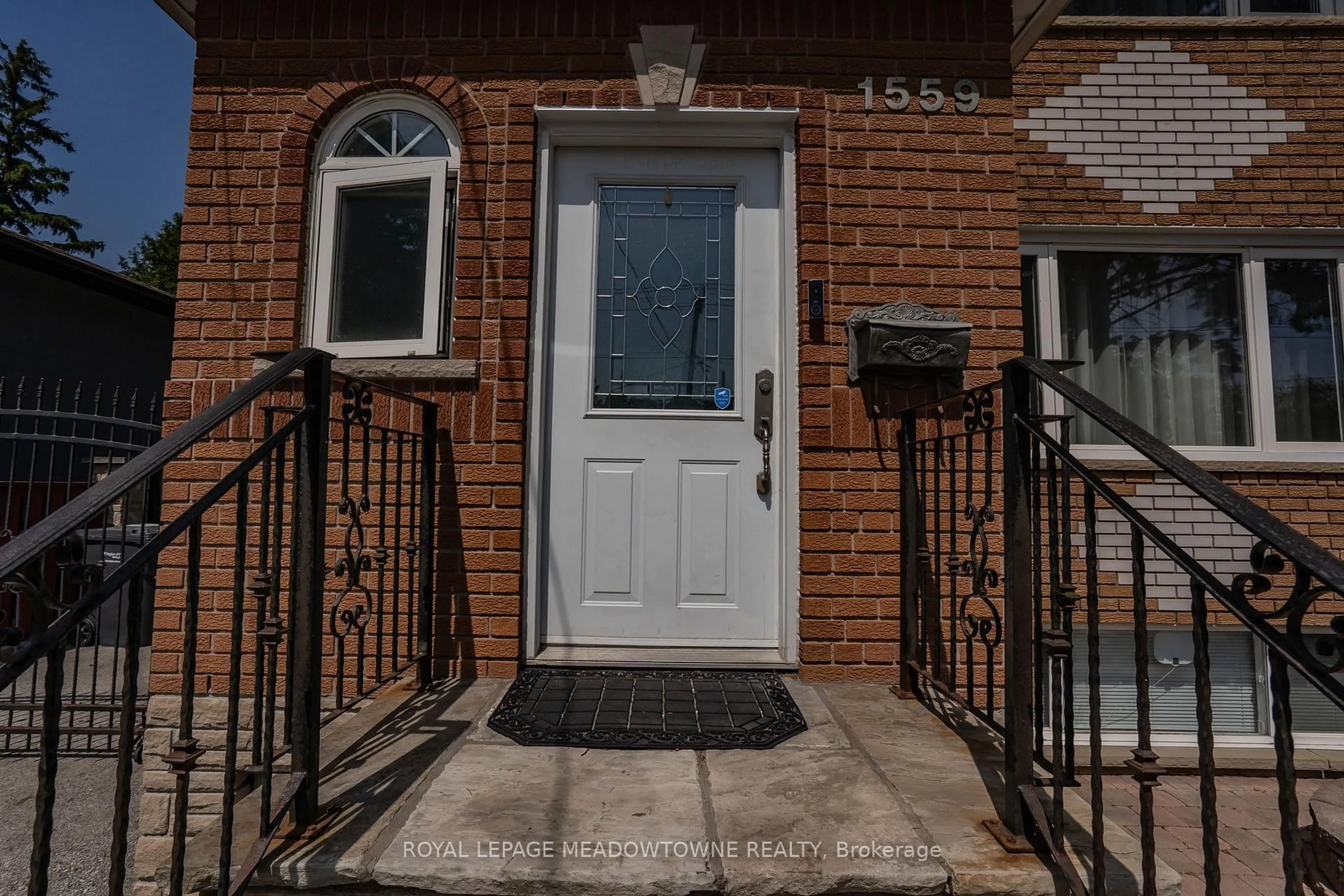 Indoor entryway for 1559 Northmount Ave, Mississauga Ontario L5E 1Y9