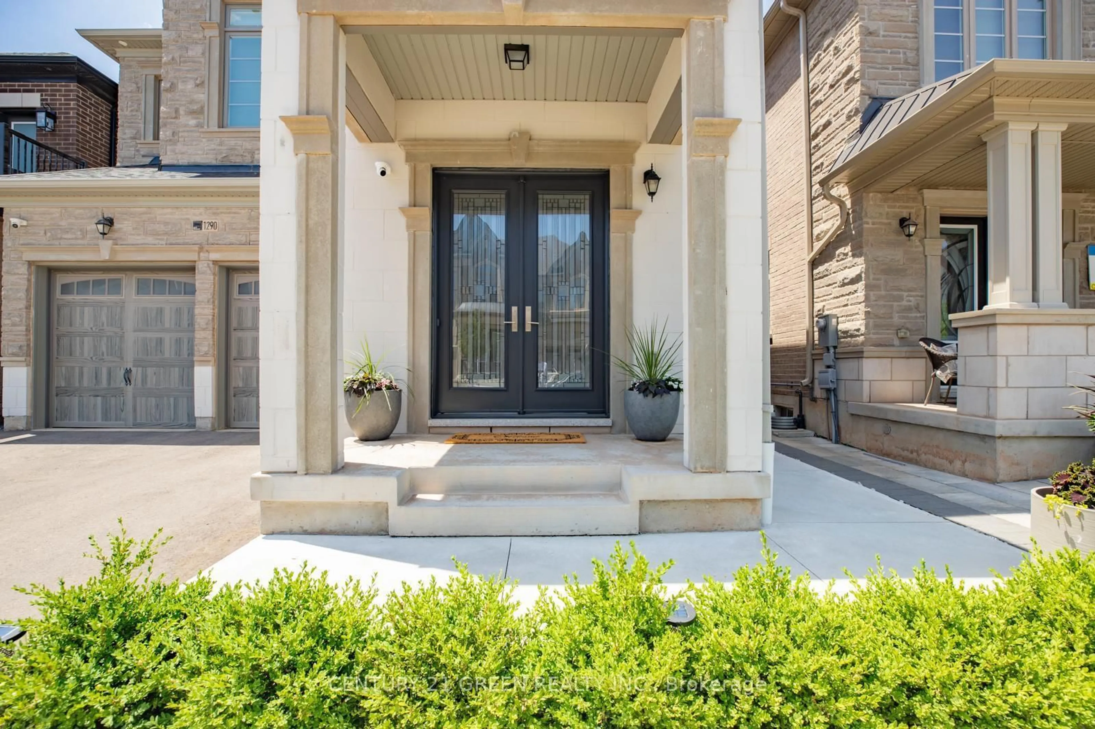Indoor entryway for 1290 Felicity Gdns, Oakville Ontario L6M 5L6