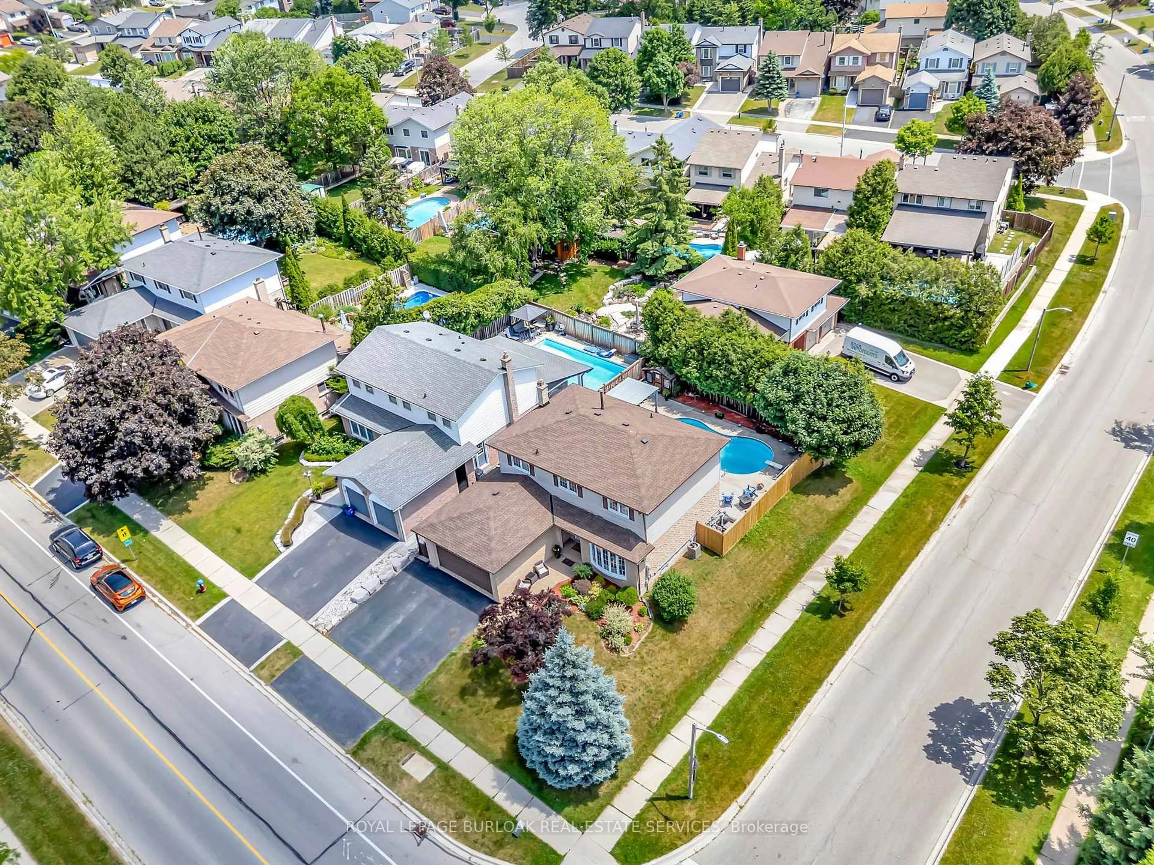 A pic from outside/outdoor area/front of a property/back of a property/a pic from drone, street for 2325 Duncaster Dr, Burlington Ontario L7P 4C3